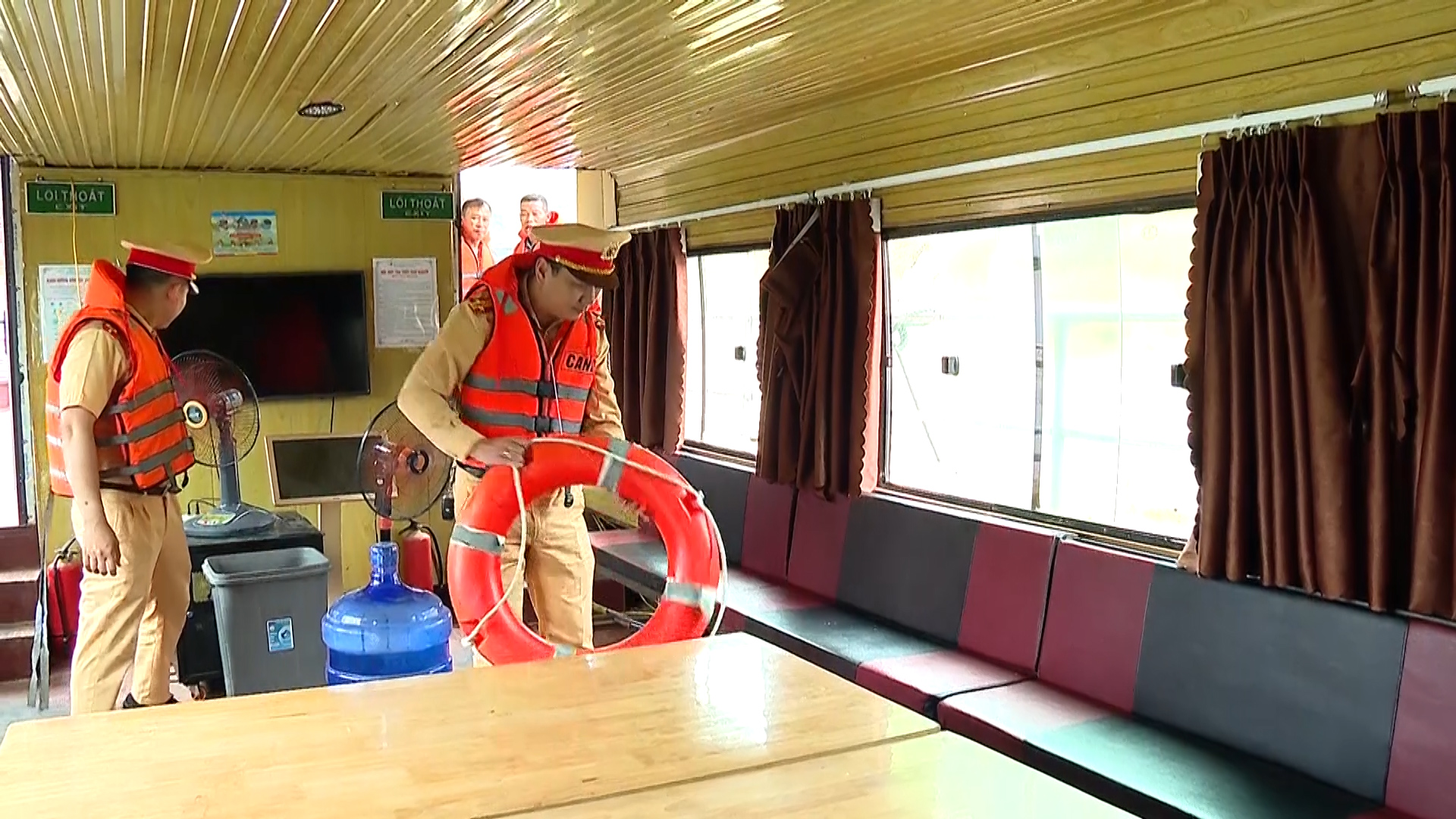 CSGT đường thủy bảo đảm an to&agrave;n giao th&ocirc;ng tr&ecirc;n l&ograve;ng hồ Th&aacute;c B&agrave;- Ảnh 6.