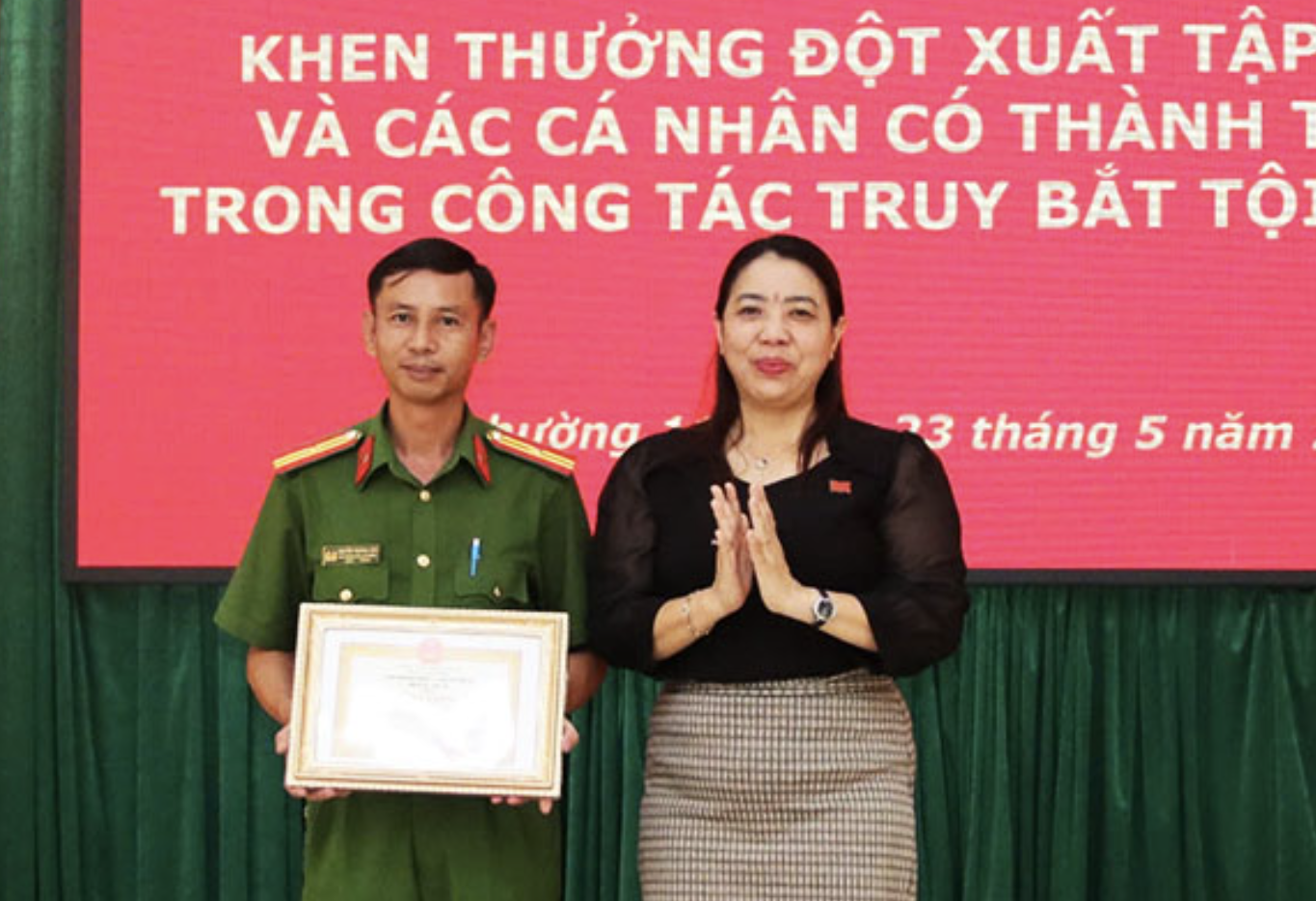 Khen thưởng đột xuất người d&acirc;n v&agrave; c&ocirc;ng an trong vụ bắt n&oacute;ng kẻ cướp ng&acirc;n h&agrave;ng- Ảnh 2.