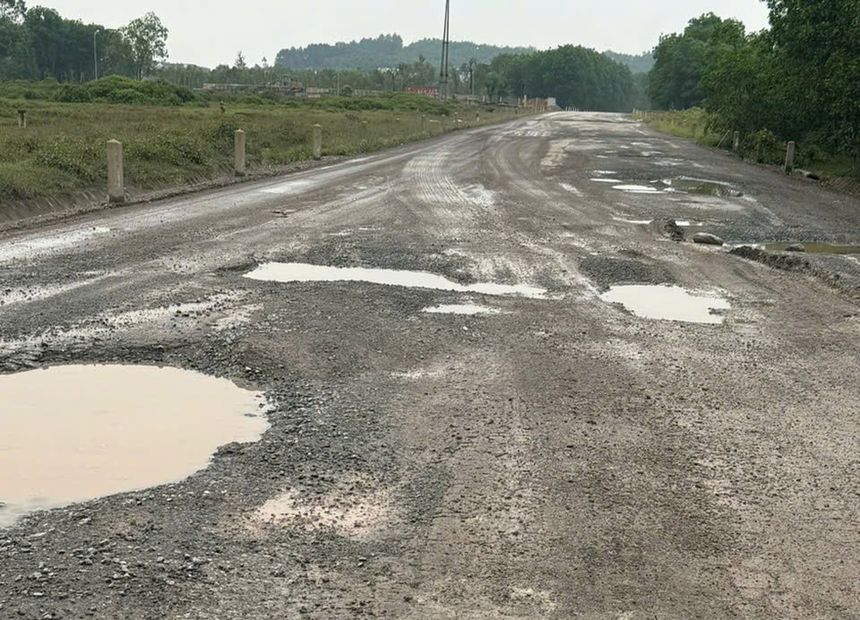 Tuyến đường gần 30 tỷ đồng ở H&agrave; Tĩnh li&ecirc;n tục hư hỏng sau khi đưa v&agrave;o sử dụng- Ảnh 1.