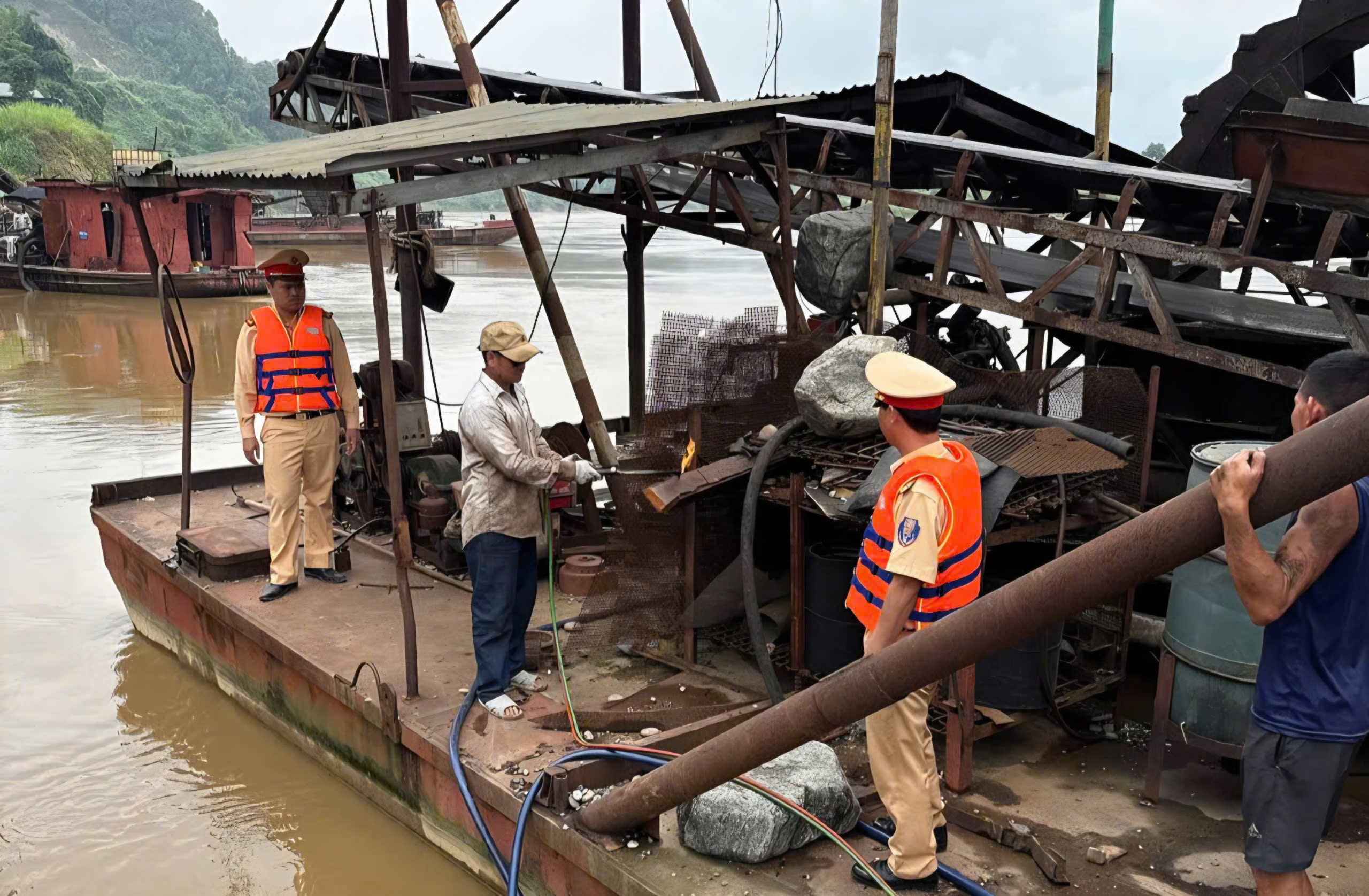 CSGT đường thủy bảo đảm an to&agrave;n giao th&ocirc;ng tr&ecirc;n l&ograve;ng hồ Th&aacute;c B&agrave;- Ảnh 3.