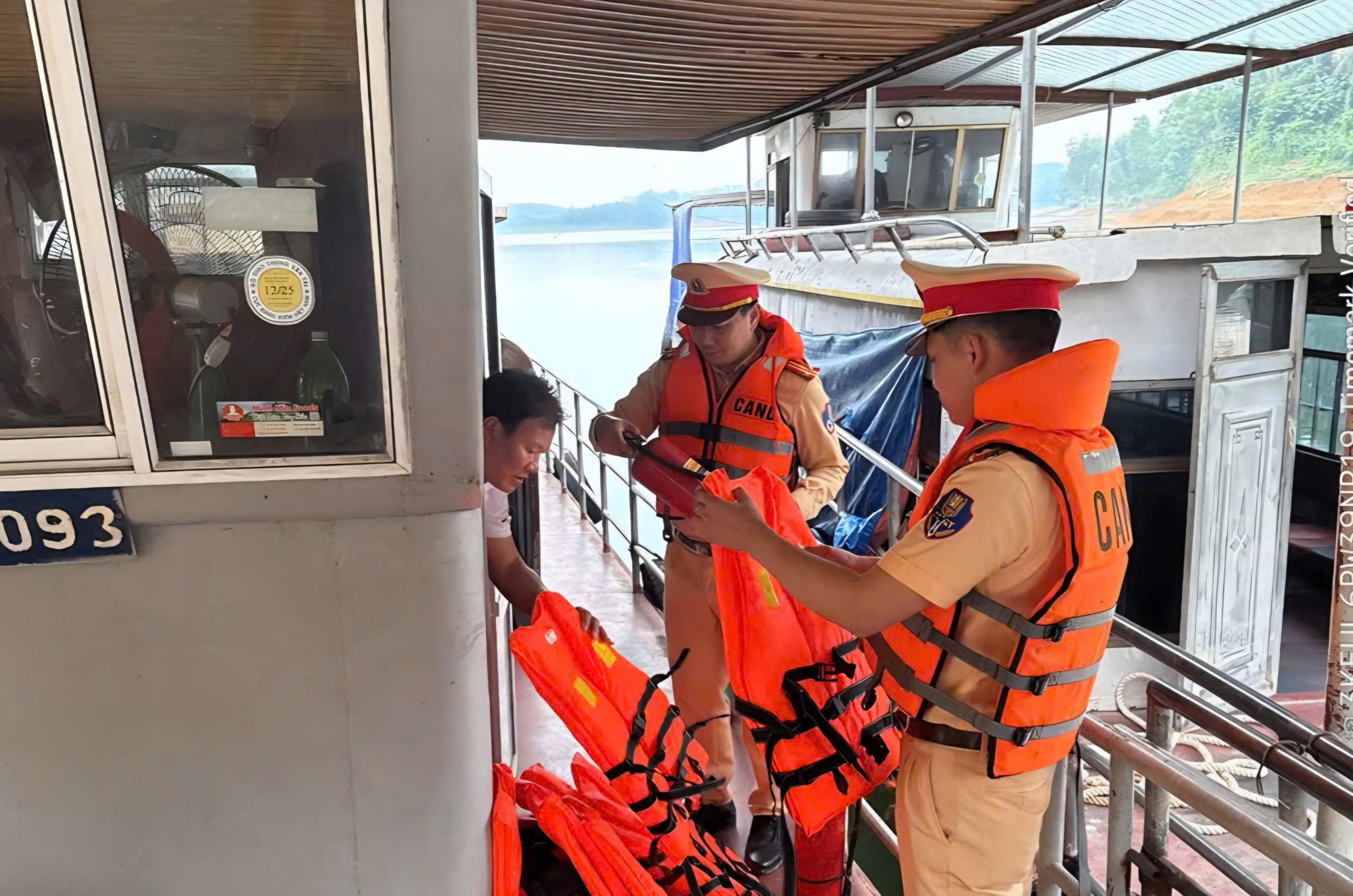 CSGT đường thủy bảo đảm an to&agrave;n giao th&ocirc;ng tr&ecirc;n l&ograve;ng hồ Th&aacute;c B&agrave;- Ảnh 2.