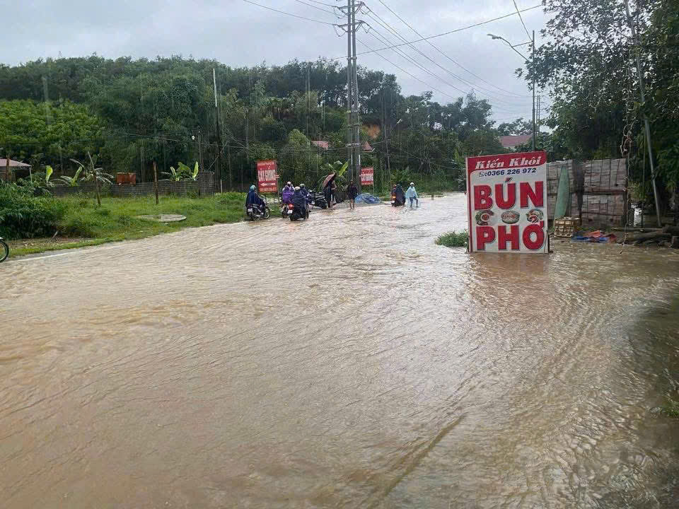 Mưa lớn g&acirc;y ngập một số tuyến đường ở Tuy&ecirc;n Quang- Ảnh 6.