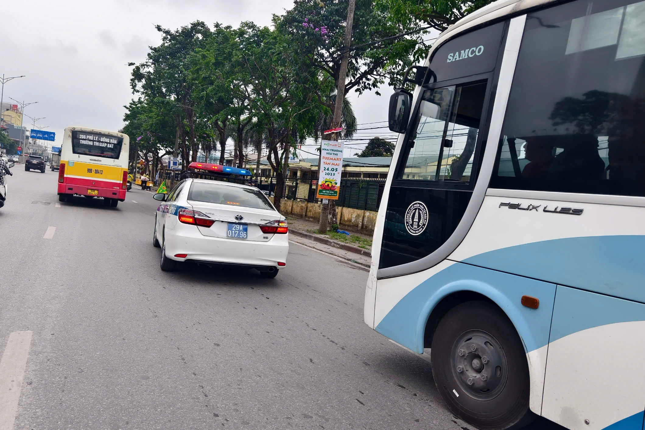 H&agrave; Nội: CSGT tuần tra, xử l&yacute; h&agrave;ng trăm xe kh&aacute;ch vi phạm quanh bến Gi&aacute;p B&aacute;t, Nước Ngầm- Ảnh 4.