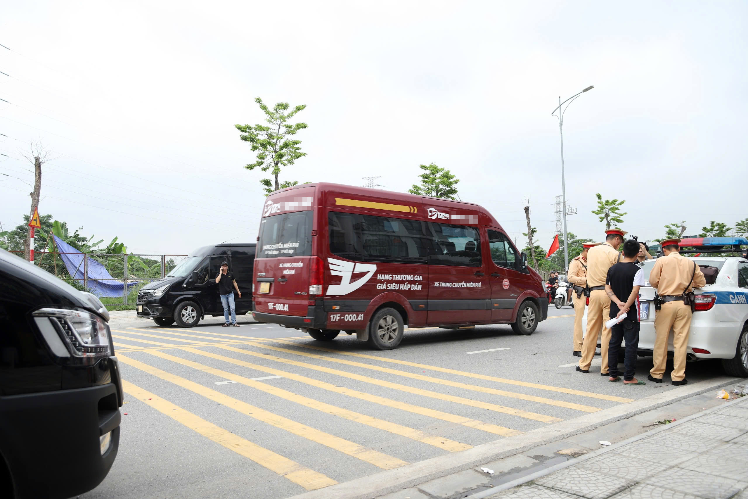 H&agrave; Nội: CSGT tuần tra, xử l&yacute; h&agrave;ng trăm xe kh&aacute;ch vi phạm quanh bến Gi&aacute;p B&aacute;t, Nước Ngầm- Ảnh 2.