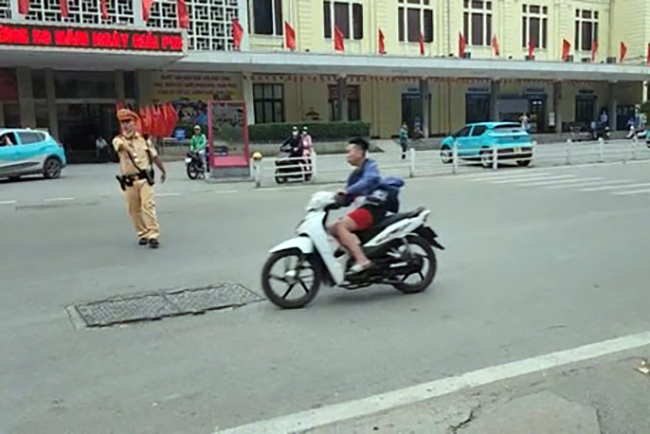 Bắt giam thanh ni&ecirc;n cố t&igrave;nh b&aacute;m đo&agrave;n xe kh&aacute;ch quốc tế, t&ocirc;ng cảnh s&aacute;t cơ động- Ảnh 1.