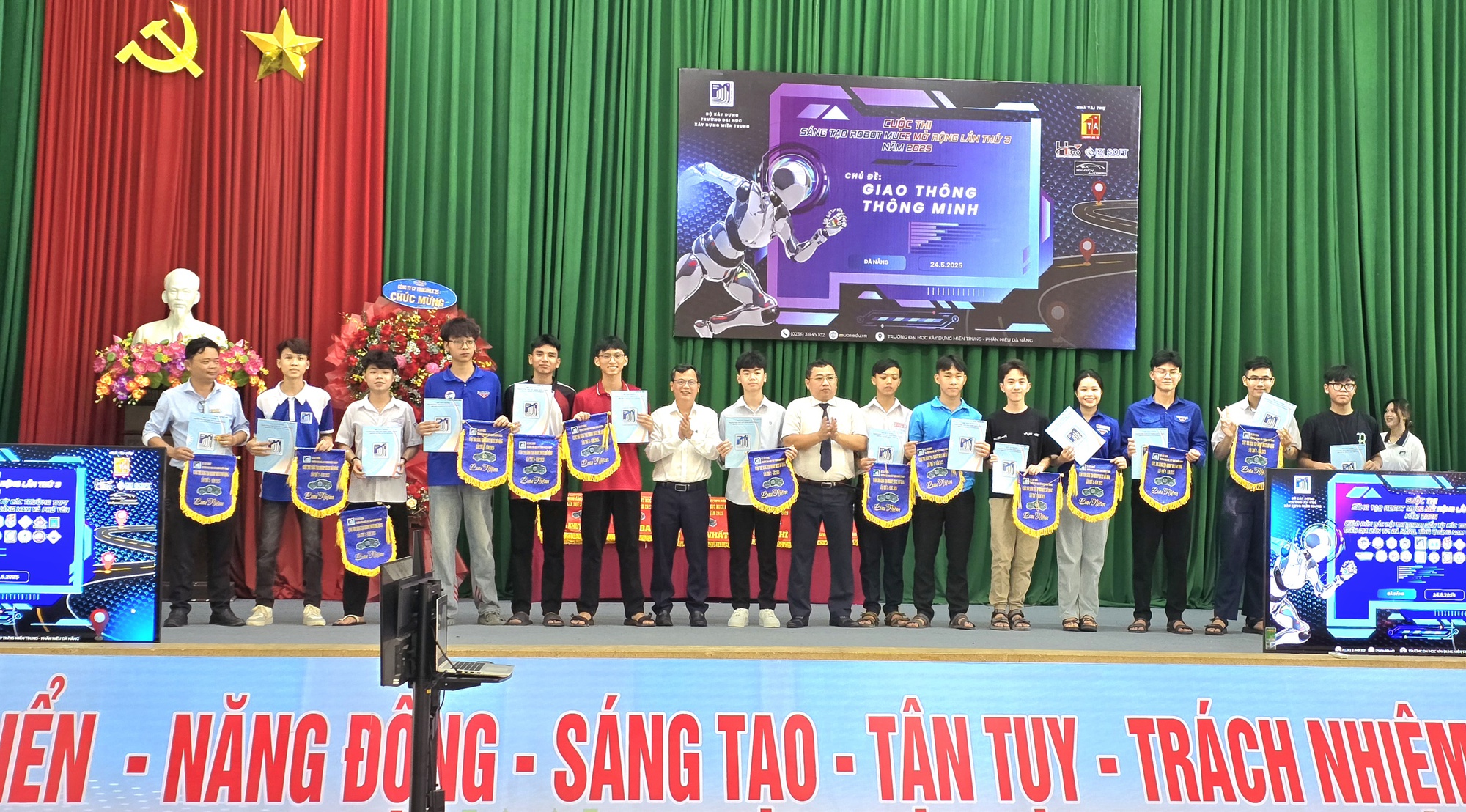 Xem học sinh, sinh vi&ecirc;n Đ&agrave; Nẵng, Quảng Nam tranh t&agrave;i tại robot MUCE 2025- Ảnh 2.