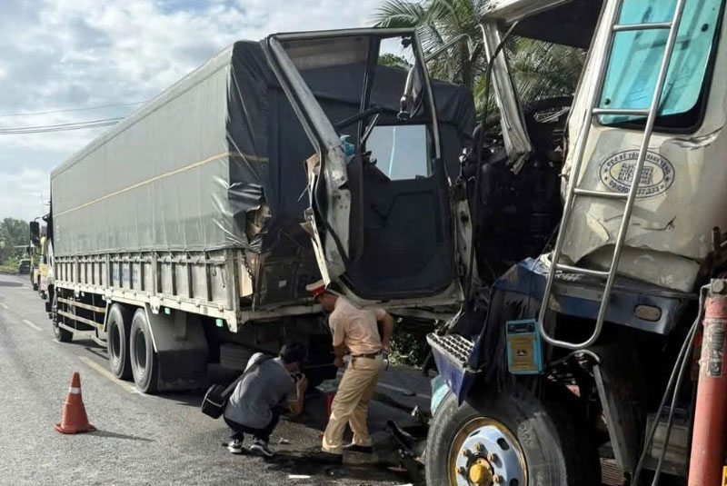 Lực lượng chức năng khám nghiệm hiện trường vụ tai nạn. Lực lượng chức năng khám nghiệm hiện trường vụ tai nạn.