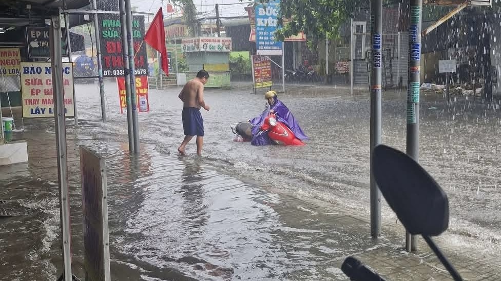 Nhiều đường ở Đồng Nai ngập s&acirc;u hơn nửa m&eacute;t v&igrave; mưa lớn- Ảnh 1.