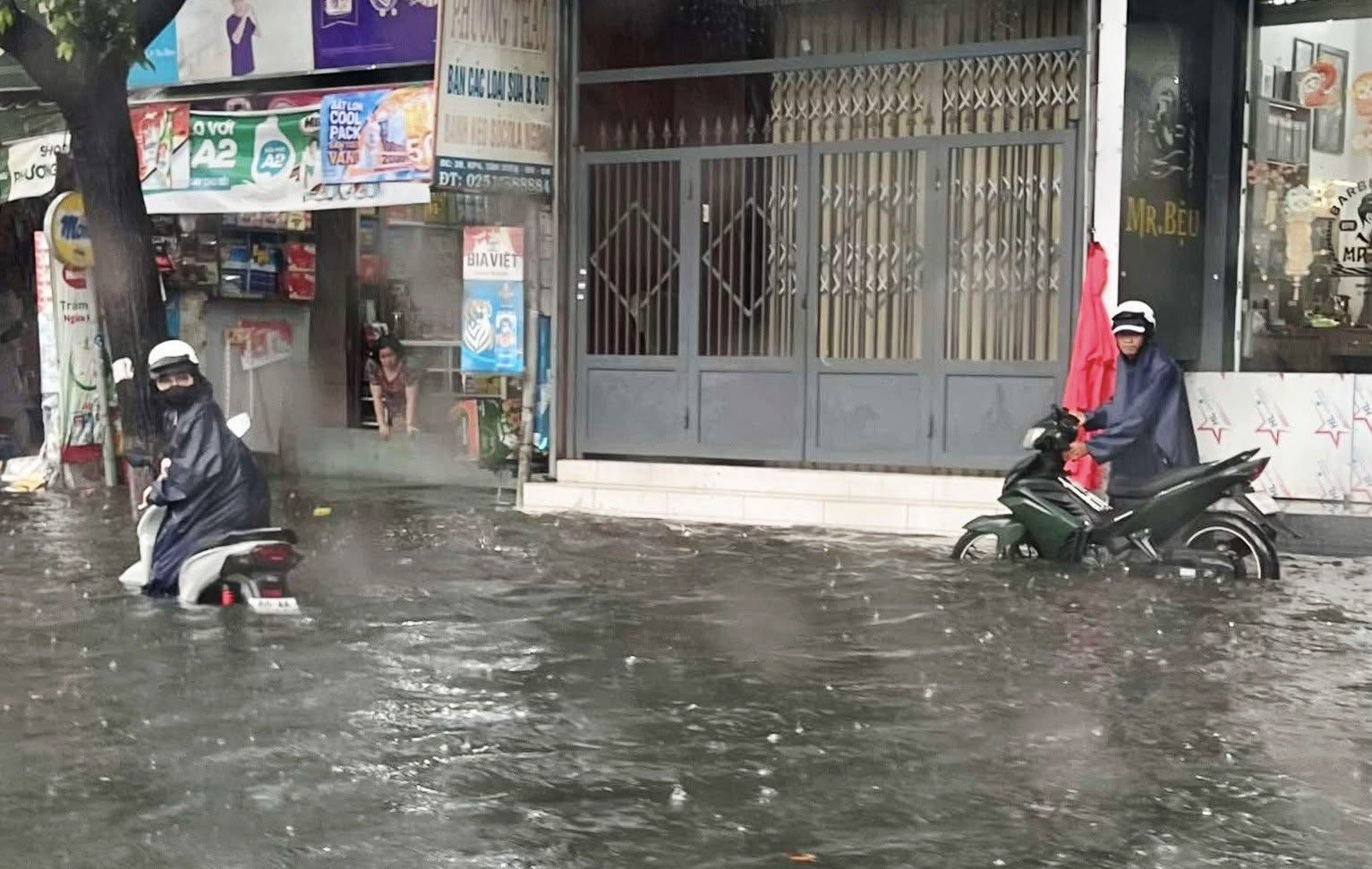 Nhiều đường ở Đồng Nai ngập s&acirc;u hơn nửa m&eacute;t v&igrave; mưa lớn- Ảnh 3.