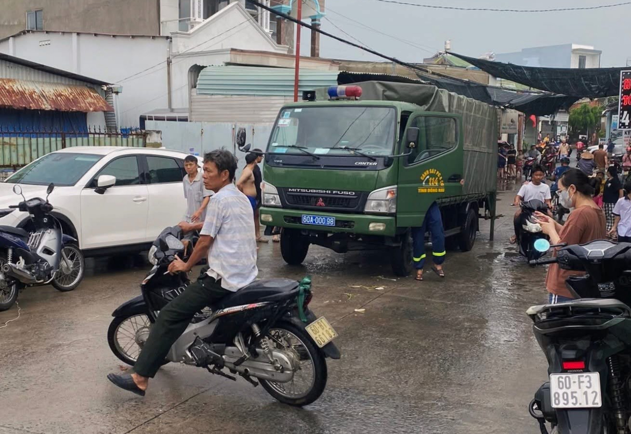 Nhiều đường ở Đồng Nai ngập s&acirc;u hơn nửa m&eacute;t v&igrave; mưa lớn- Ảnh 4.