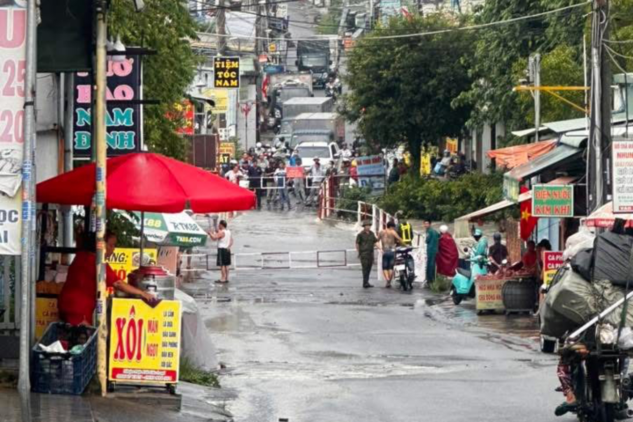 Nhiều đường ở Đồng Nai ngập s&acirc;u hơn nửa m&eacute;t v&igrave; mưa lớn- Ảnh 2.