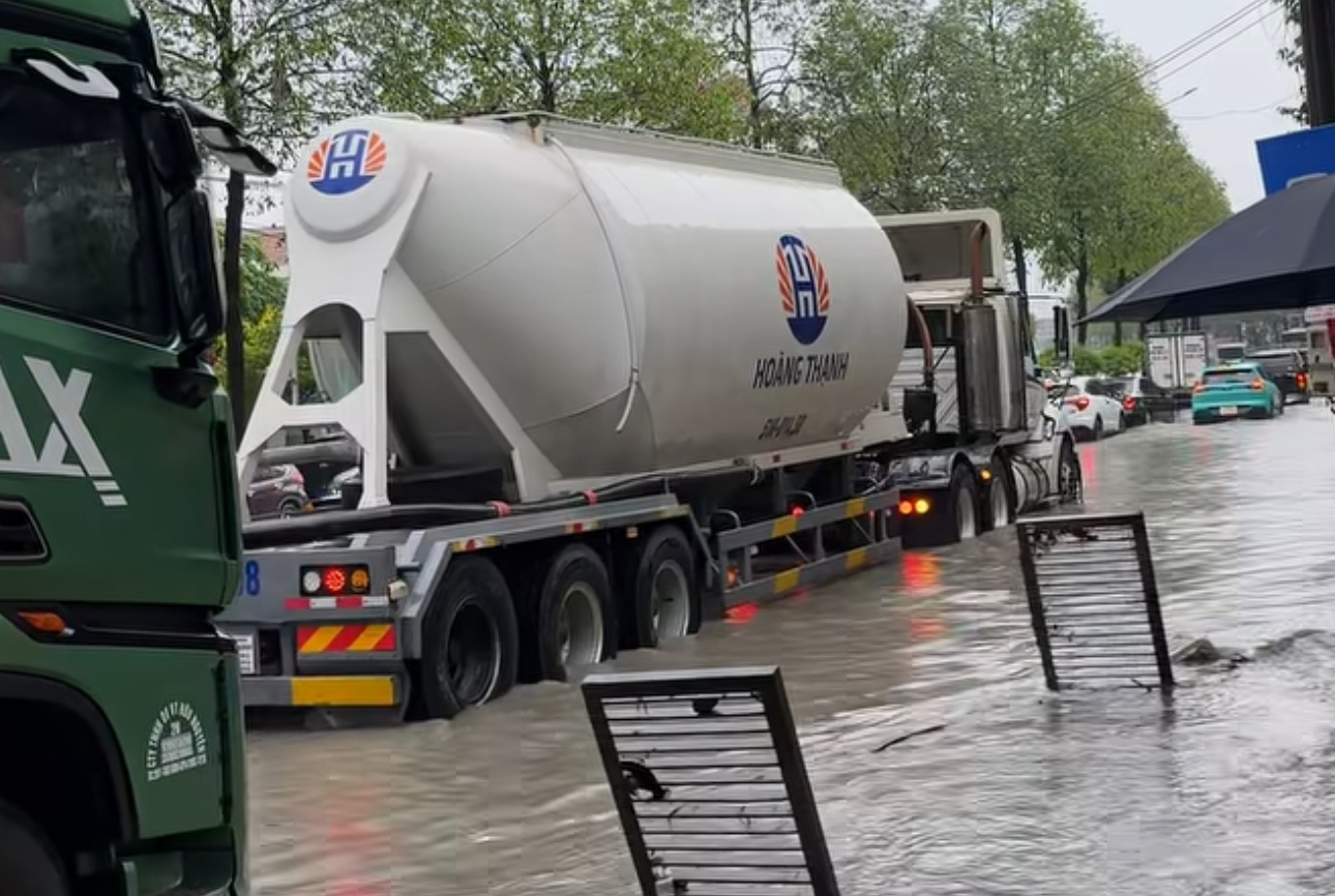 Nhiều đường ở Đồng Nai ngập s&acirc;u hơn nửa m&eacute;t v&igrave; mưa lớn- Ảnh 5.