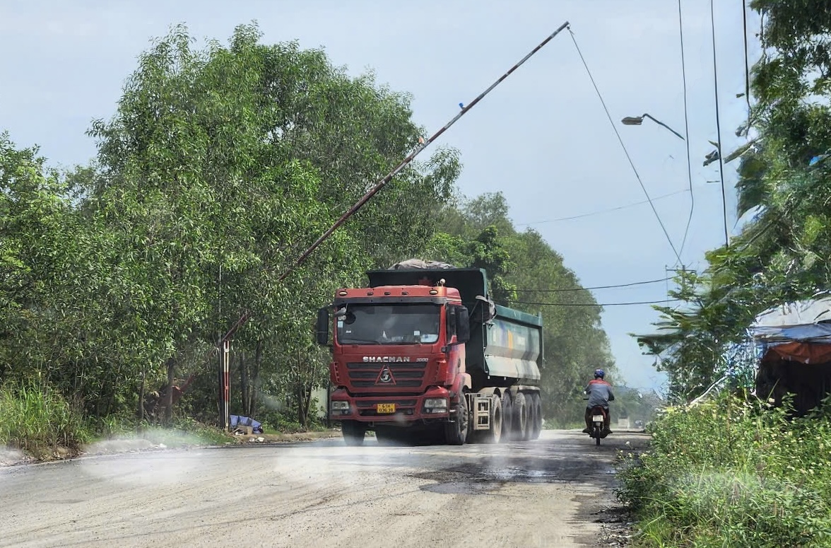 Vụ lập barie thu ph&iacute; đường l&agrave;ng ở Trảng Bom: C&ocirc;ng an l&agrave;m việc với một số người li&ecirc;n quan- Ảnh 1.