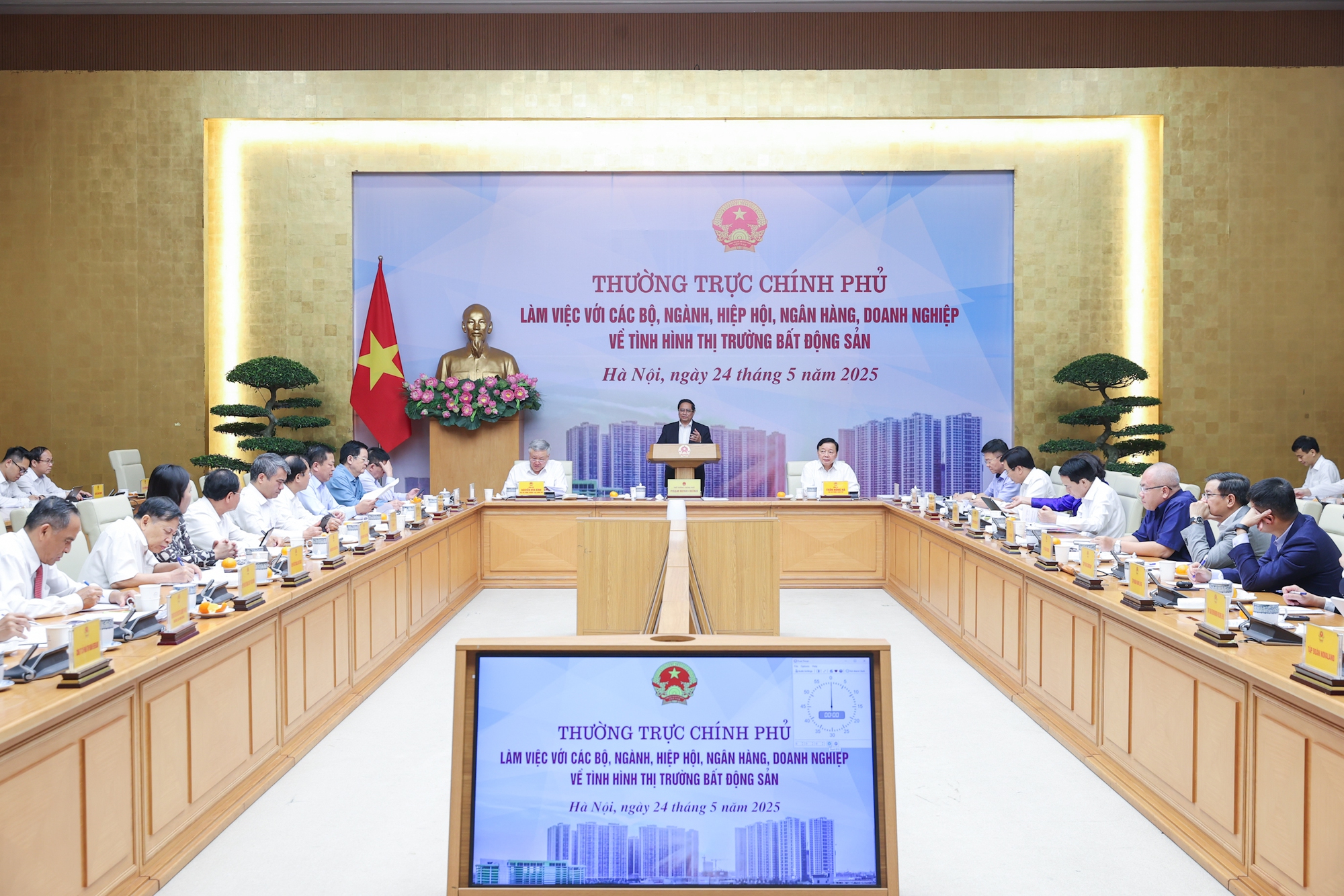 Thủ tướng: Tăng nguồn cung, giảm gi&aacute; th&agrave;nh bất động sản để mọi người d&acirc;n đều c&oacute; chỗ ở- Ảnh 2.