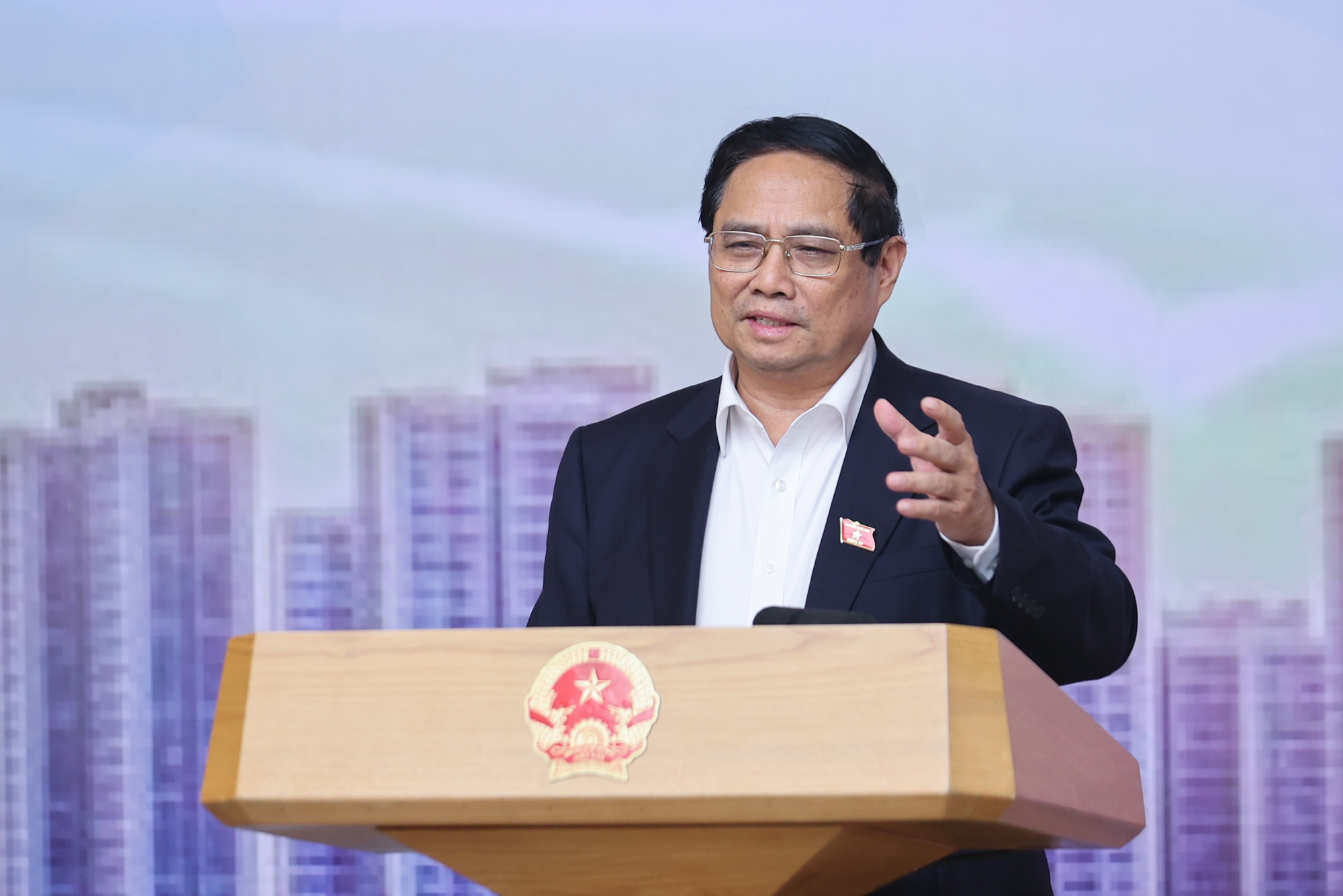 Thủ tướng: Tăng nguồn cung, giảm gi&aacute; th&agrave;nh bất động sản để mọi người d&acirc;n đều c&oacute; chỗ ở- Ảnh 1.