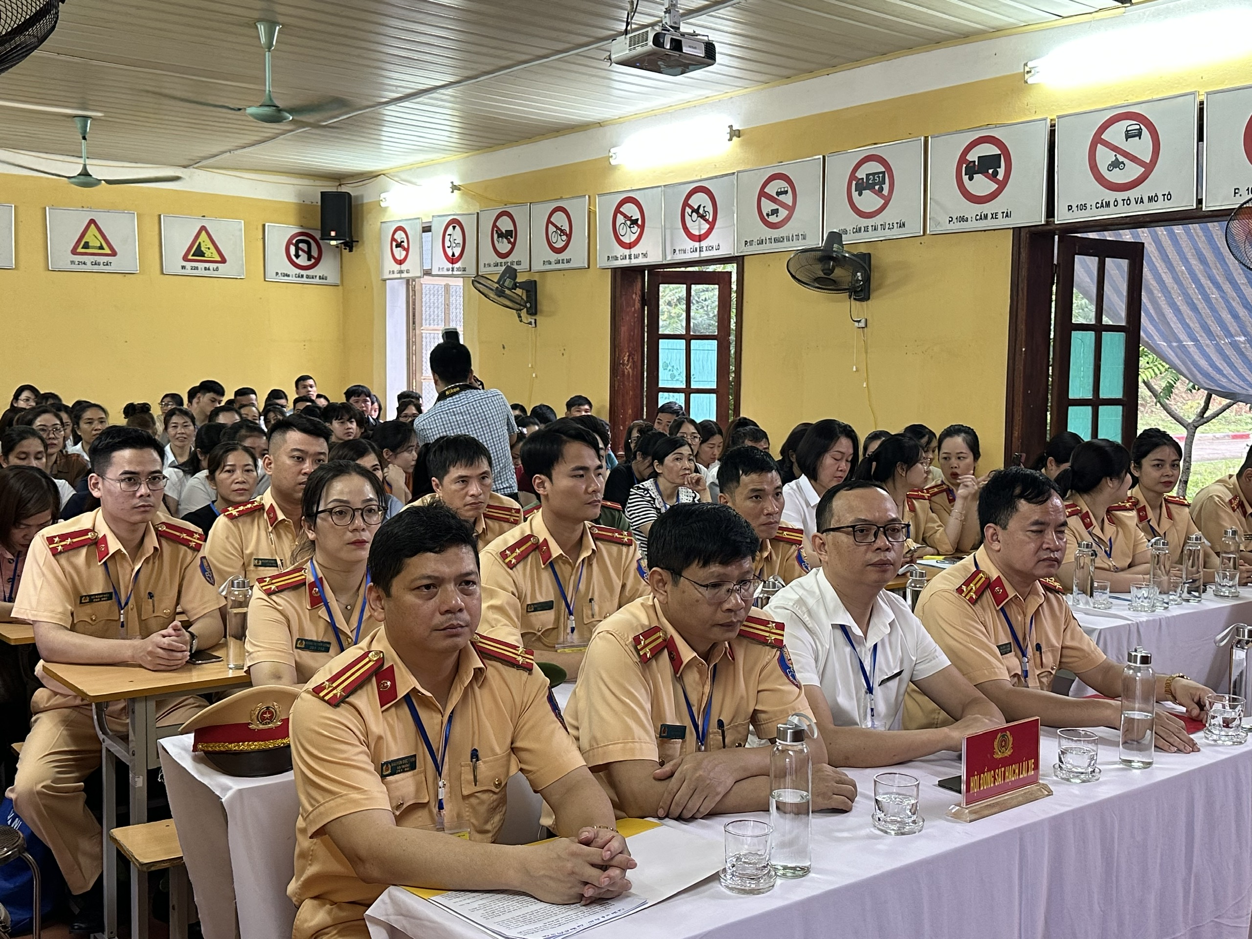 Hơn 200 học vi&ecirc;n dự kỳ s&aacute;t hạch l&aacute;i xe đầu ti&ecirc;n của C&ocirc;ng an Tuy&ecirc;n Quang- Ảnh 2.