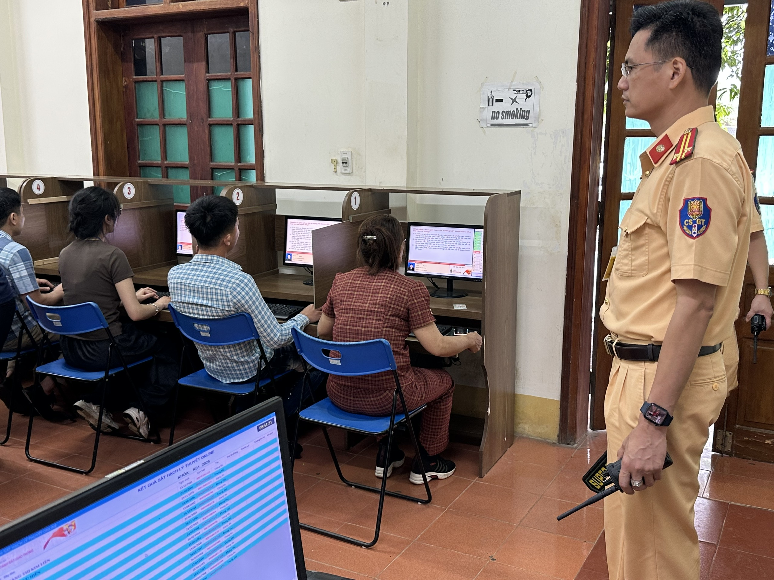 Hơn 200 học vi&ecirc;n dự kỳ s&aacute;t hạch l&aacute;i xe đầu ti&ecirc;n của C&ocirc;ng an Tuy&ecirc;n Quang- Ảnh 3.