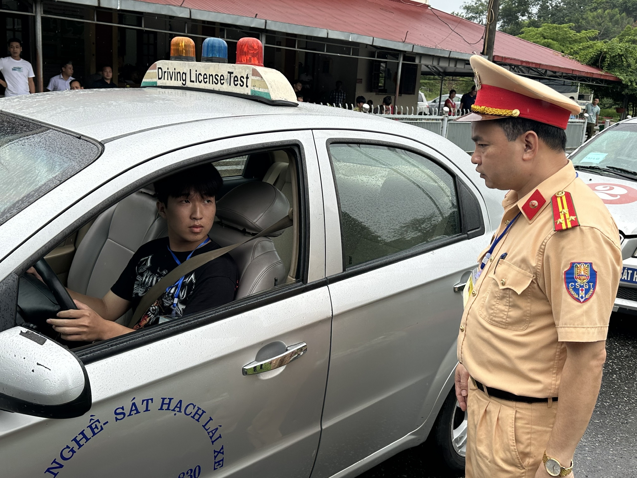 Hơn 200 học vi&ecirc;n dự kỳ s&aacute;t hạch l&aacute;i xe đầu ti&ecirc;n của C&ocirc;ng an Tuy&ecirc;n Quang- Ảnh 5.