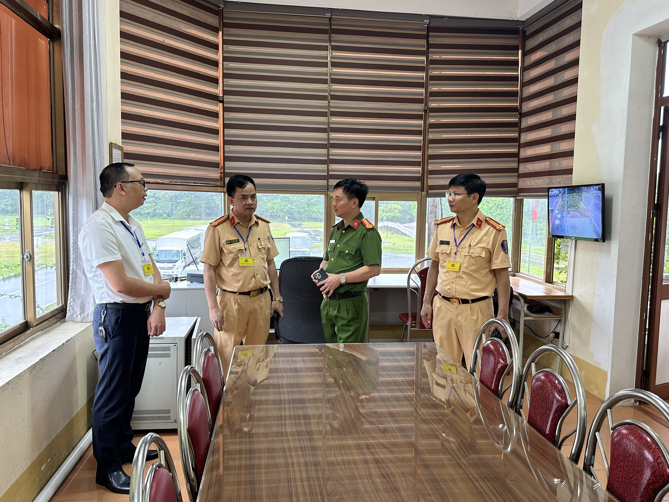 Hơn 200 học vi&ecirc;n dự kỳ s&aacute;t hạch l&aacute;i xe đầu ti&ecirc;n của C&ocirc;ng an Tuy&ecirc;n Quang- Ảnh 4.