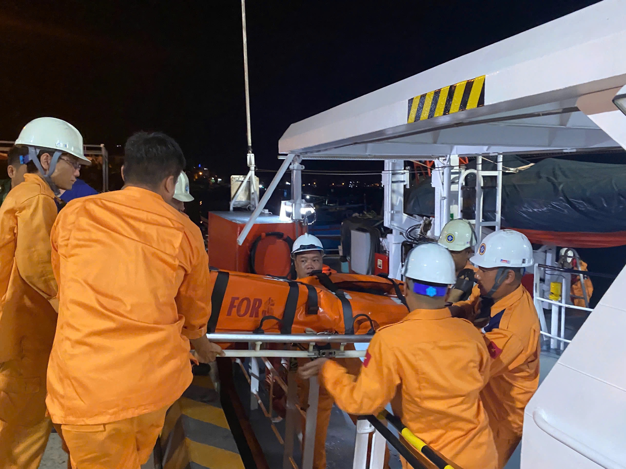 Một thuyền vi&ecirc;n nước ngo&agrave;i tho&aacute;t nạn tr&ecirc;n v&ugrave;ng biển Nha Trang- Ảnh 3.