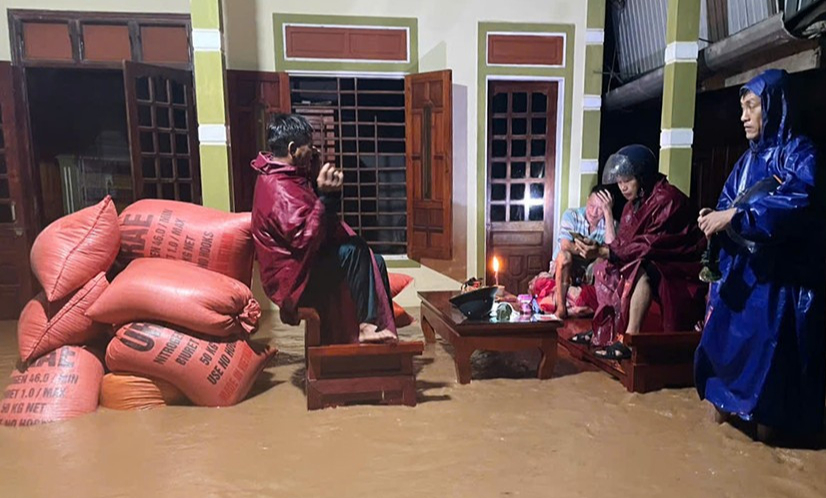 H&agrave; Tĩnh: Mưa lớn g&acirc;y lũ lụt bất ngờ trong th&aacute;ng 5, nh&agrave; cửa ngập s&acirc;u, hư hại hoa m&agrave;u- Ảnh 3.