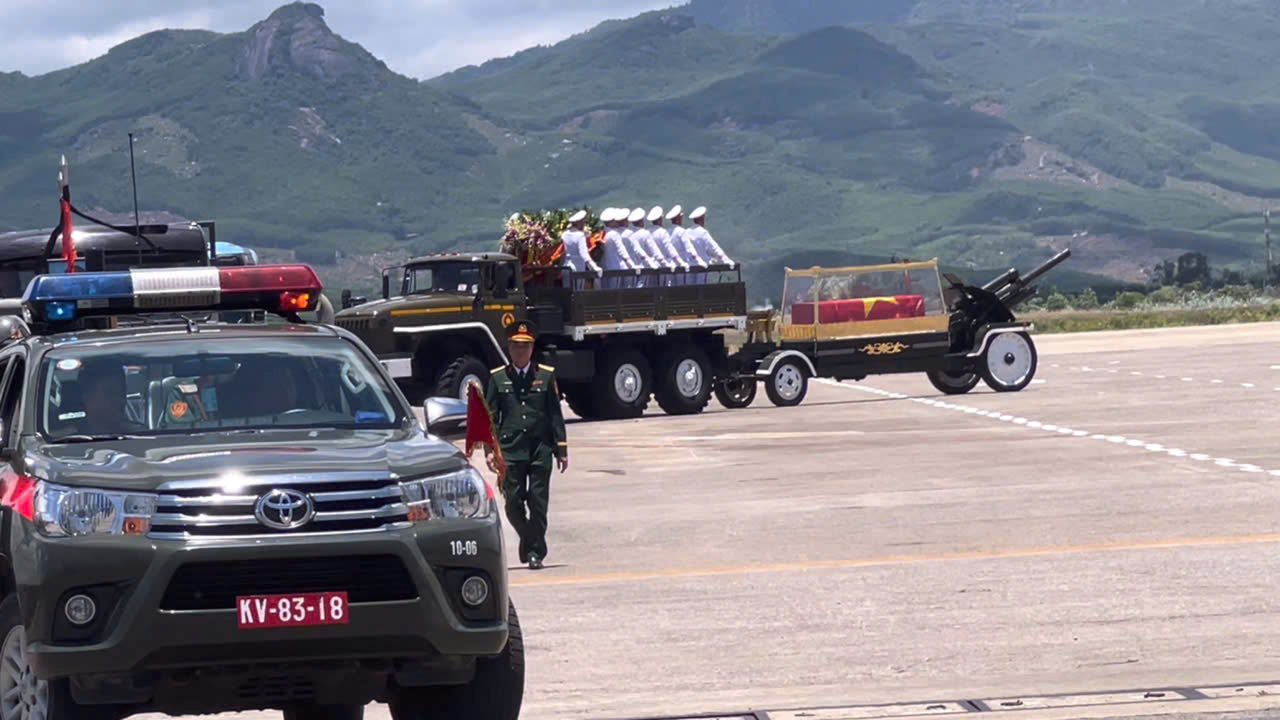 Đưa linh cữu nguyên Chủ tịch nước về đất mẹ Phổ Khánh- Ảnh 3. Đưa linh cữu nguyên Chủ tịch nước về đất mẹ Phổ Khánh- Ảnh 3.