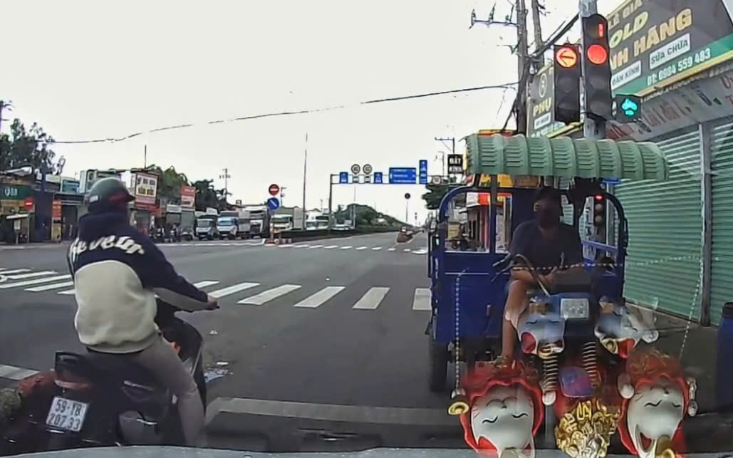 X&aacute;c minh l&aacute;i xe 3 g&aacute;c chạy ngược chiều v&agrave; th&aacute;ch thức t&agrave;i xế &ocirc; t&ocirc;