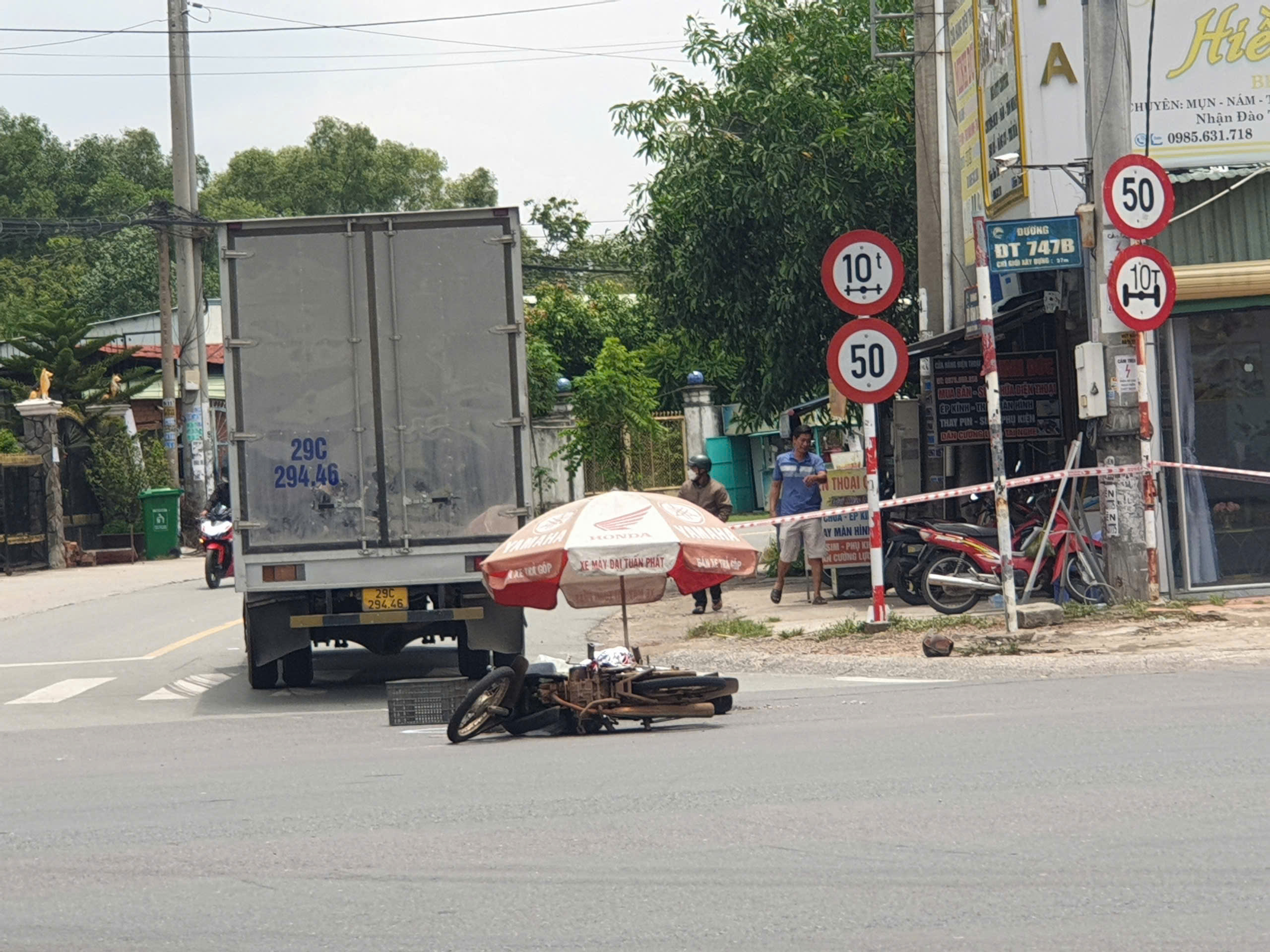 B&igrave;nh Dương: Phanh gấp tr&aacute;nh xe tải, nam thanh ni&ecirc;n ng&atilde; v&agrave;o gầm tử vong tại chỗ- Ảnh 1.