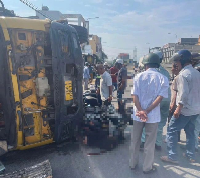 Xe tải lật đ&egrave; xe m&aacute;y tr&ecirc;n QL1 qua Quảng Ng&atilde;i, một người tử vong, nhiều người nhập viện- Ảnh 2.