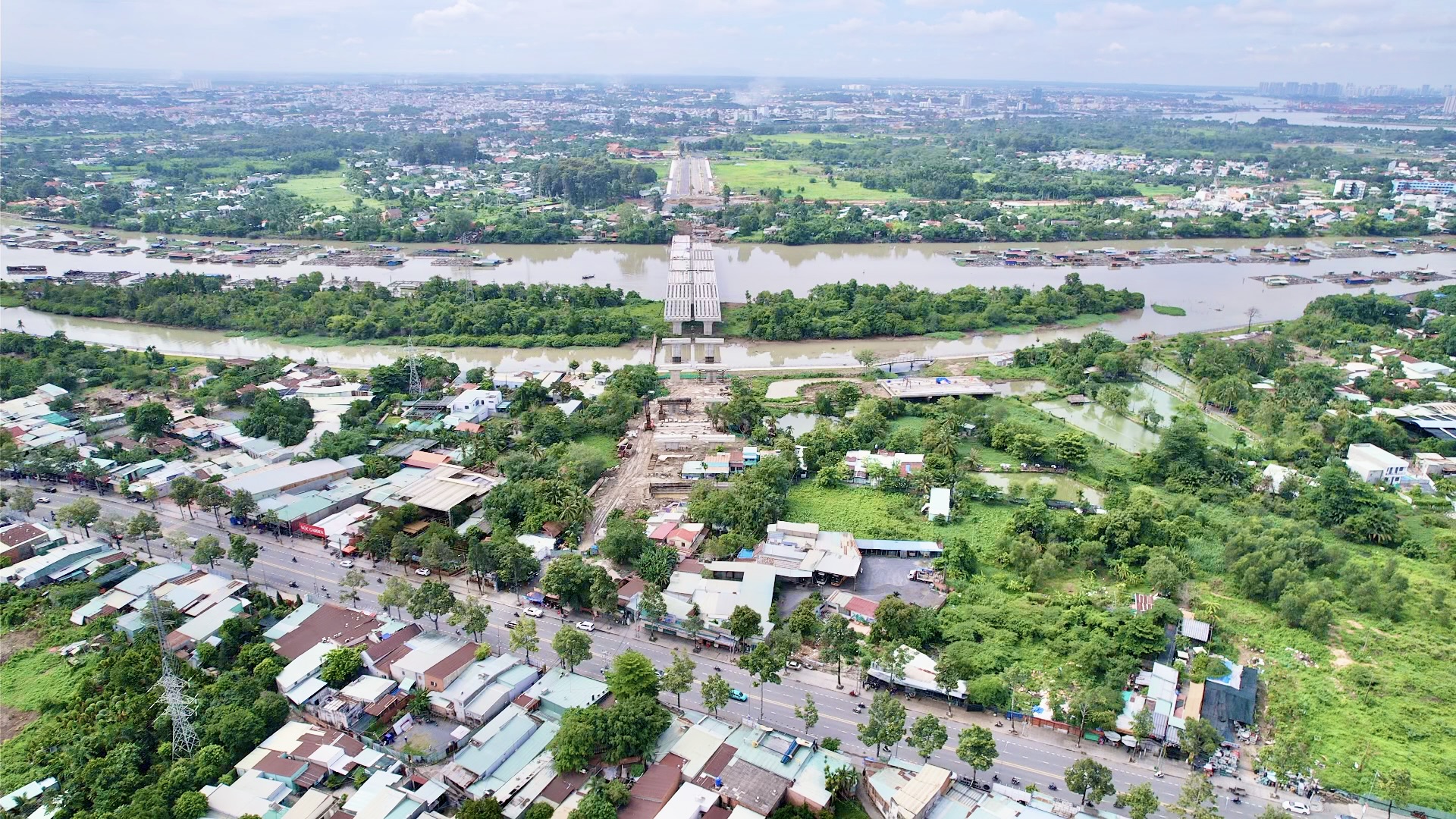 Mặt bằng "x&ocirc;i đỗ", c&ocirc;ng trường đường trục trung t&acirc;m với cầu Thống Nhất vẫn rộn tiếng m&aacute;y- Ảnh 2.