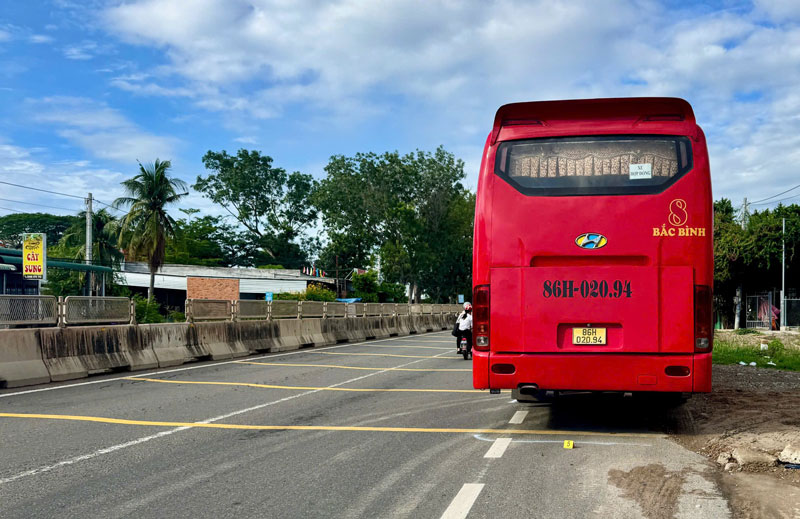 Chiếc ô tô khách tại hiện trường vụ tai nạn. Chiếc ô tô khách tại hiện trường vụ tai nạn.