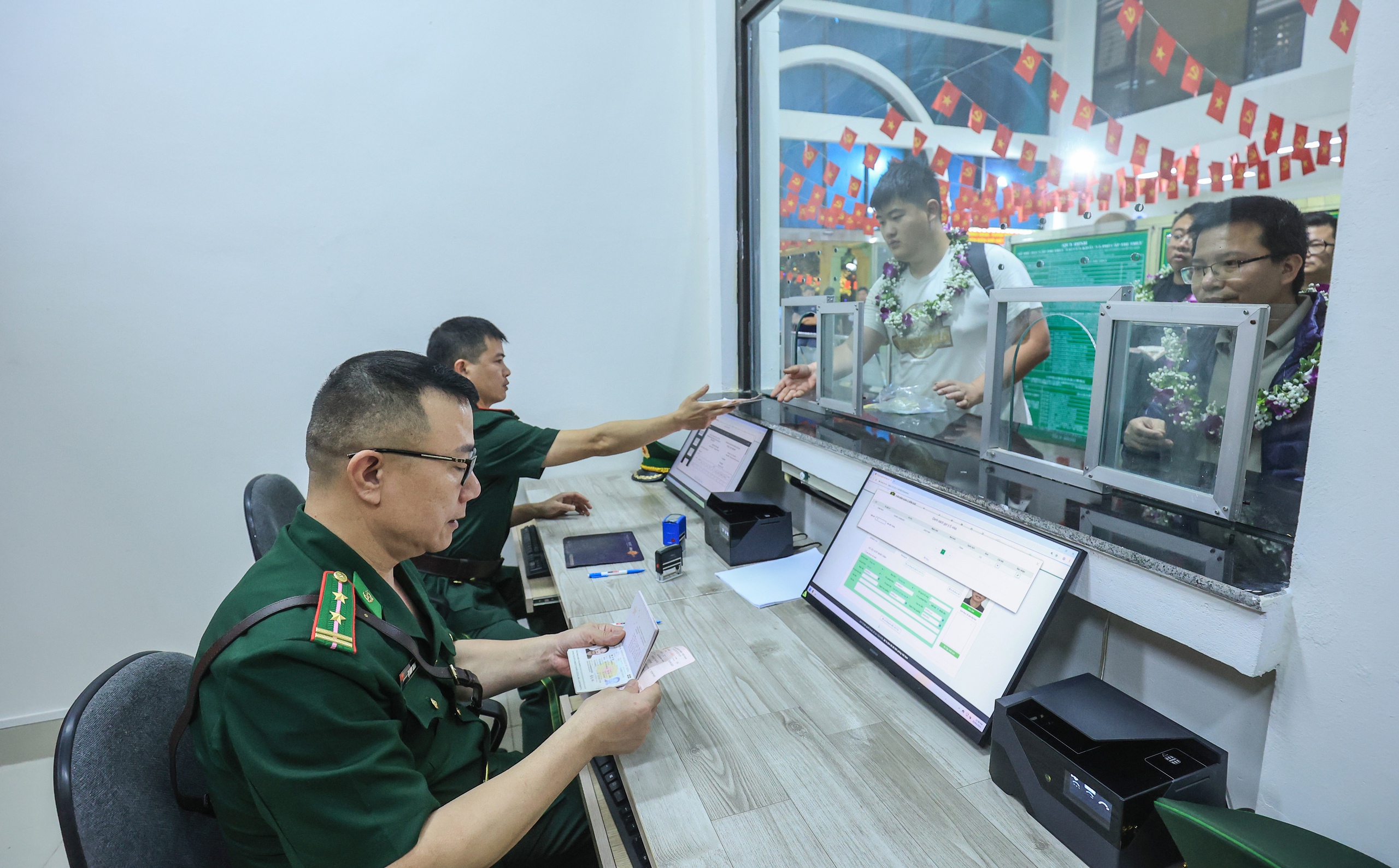 Từ 16/7, c&oacute; thể mua v&eacute; t&agrave;u li&ecirc;n vận quốc tế tại tất cả c&aacute;c ga- Ảnh 1.
