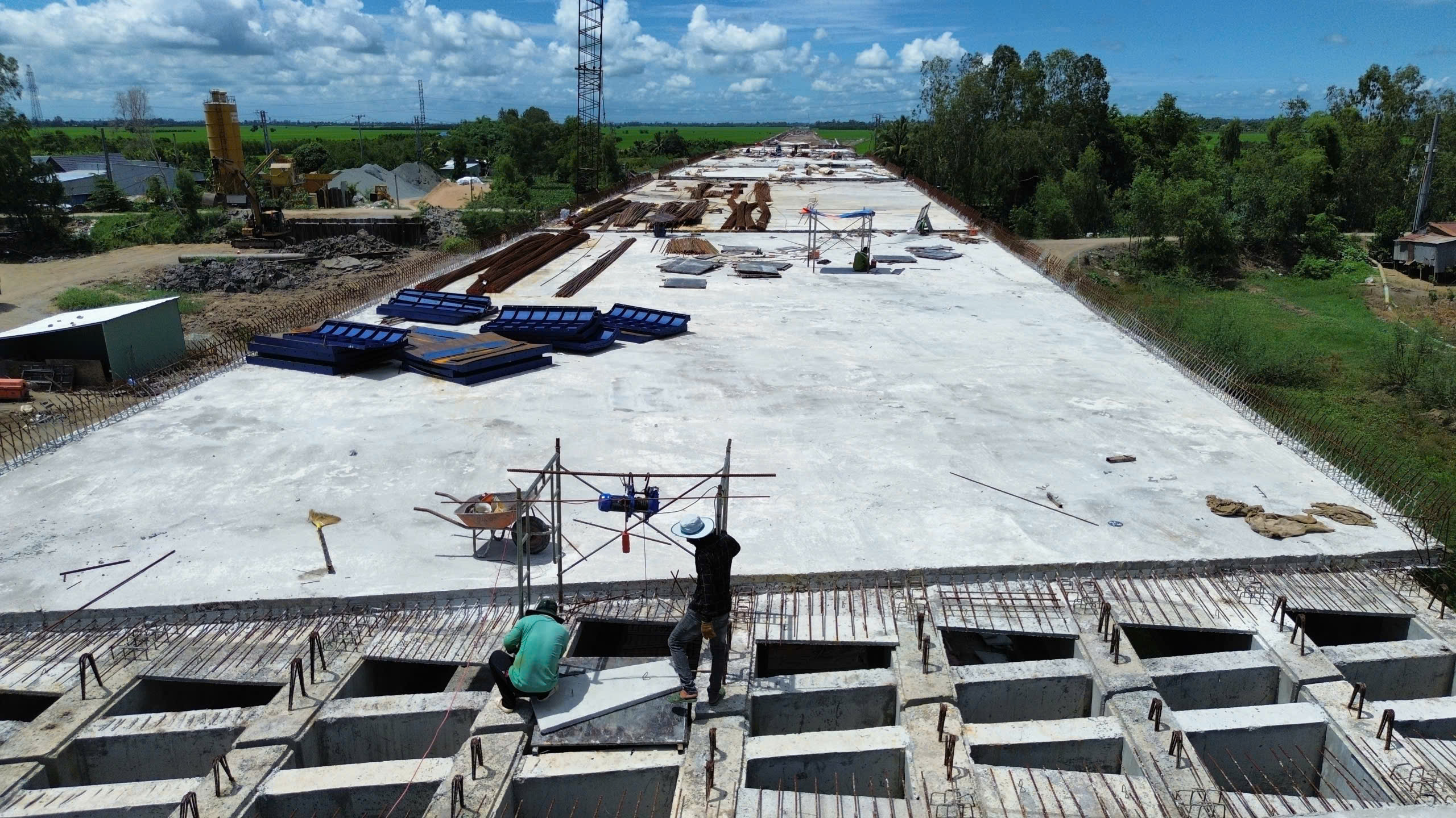 Được gỡ kh&oacute; vật liệu, cao tốc Ch&acirc;u Đốc - Cần Thơ - S&oacute;c Trăng qua An Giang vượt tiến độ- Ảnh 9.