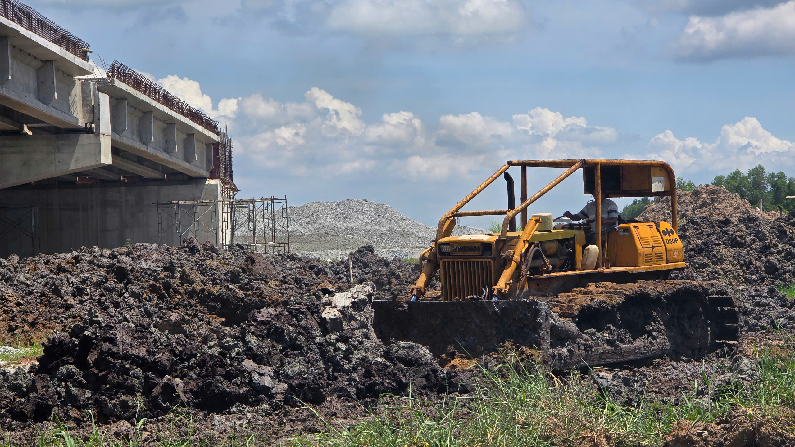 Được gỡ kh&oacute; vật liệu, cao tốc Ch&acirc;u Đốc - Cần Thơ - S&oacute;c Trăng qua An Giang vượt tiến độ- Ảnh 4.
