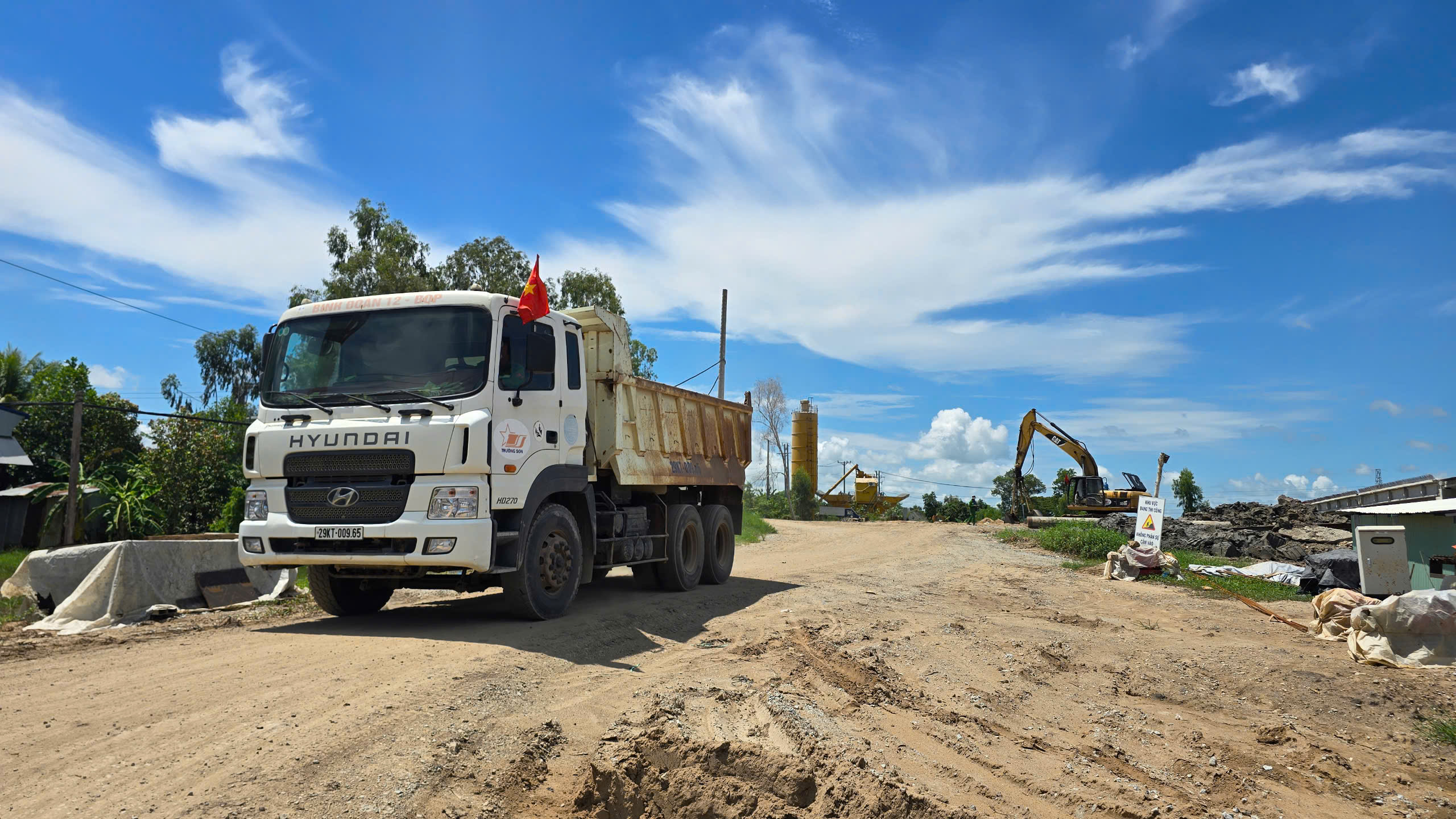 Được gỡ kh&oacute; vật liệu, cao tốc Ch&acirc;u Đốc - Cần Thơ - S&oacute;c Trăng qua An Giang vượt tiến độ- Ảnh 3.