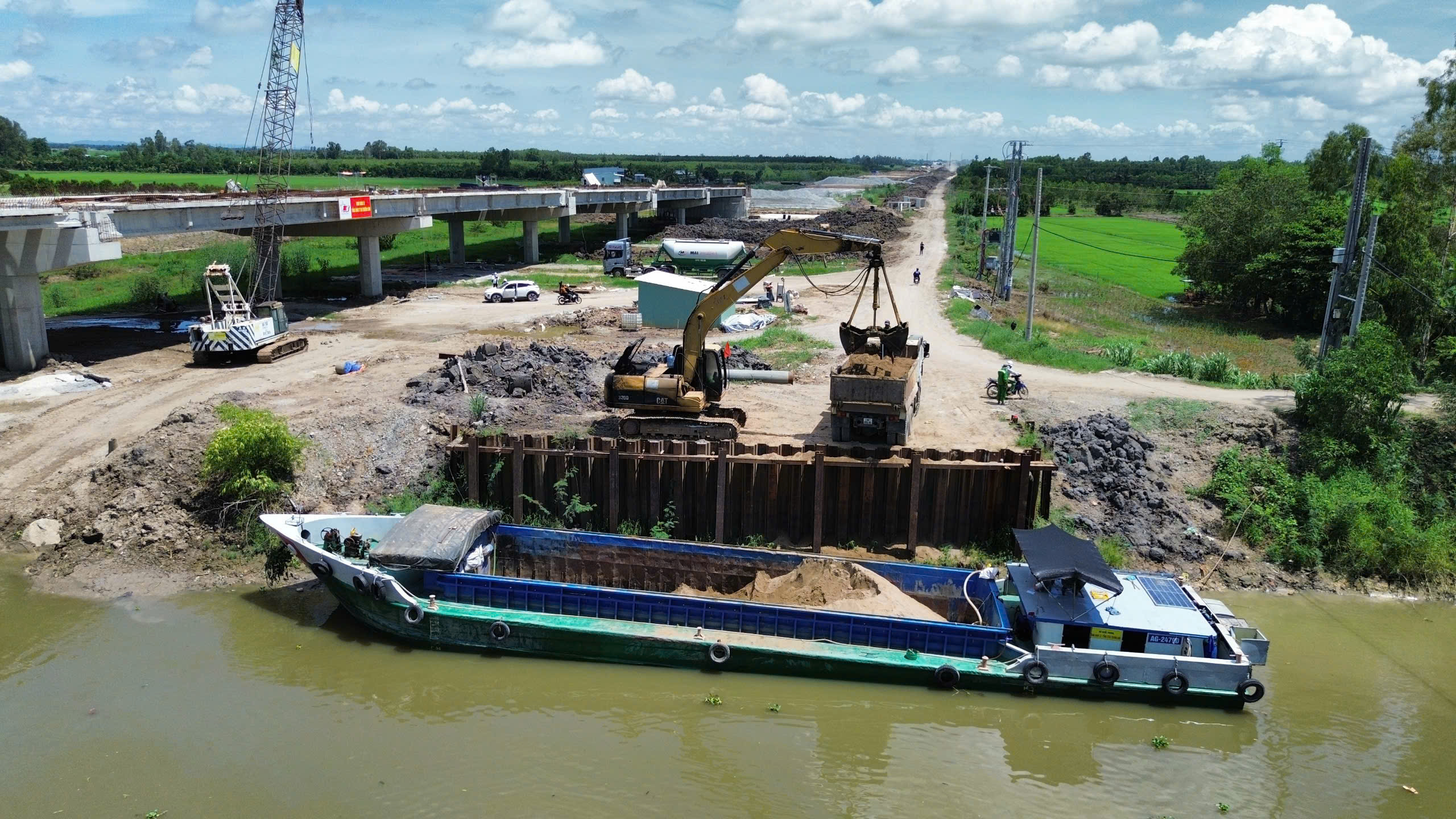 Được gỡ kh&oacute; vật liệu, cao tốc Ch&acirc;u Đốc - Cần Thơ - S&oacute;c Trăng qua An Giang vượt tiến độ- Ảnh 7.