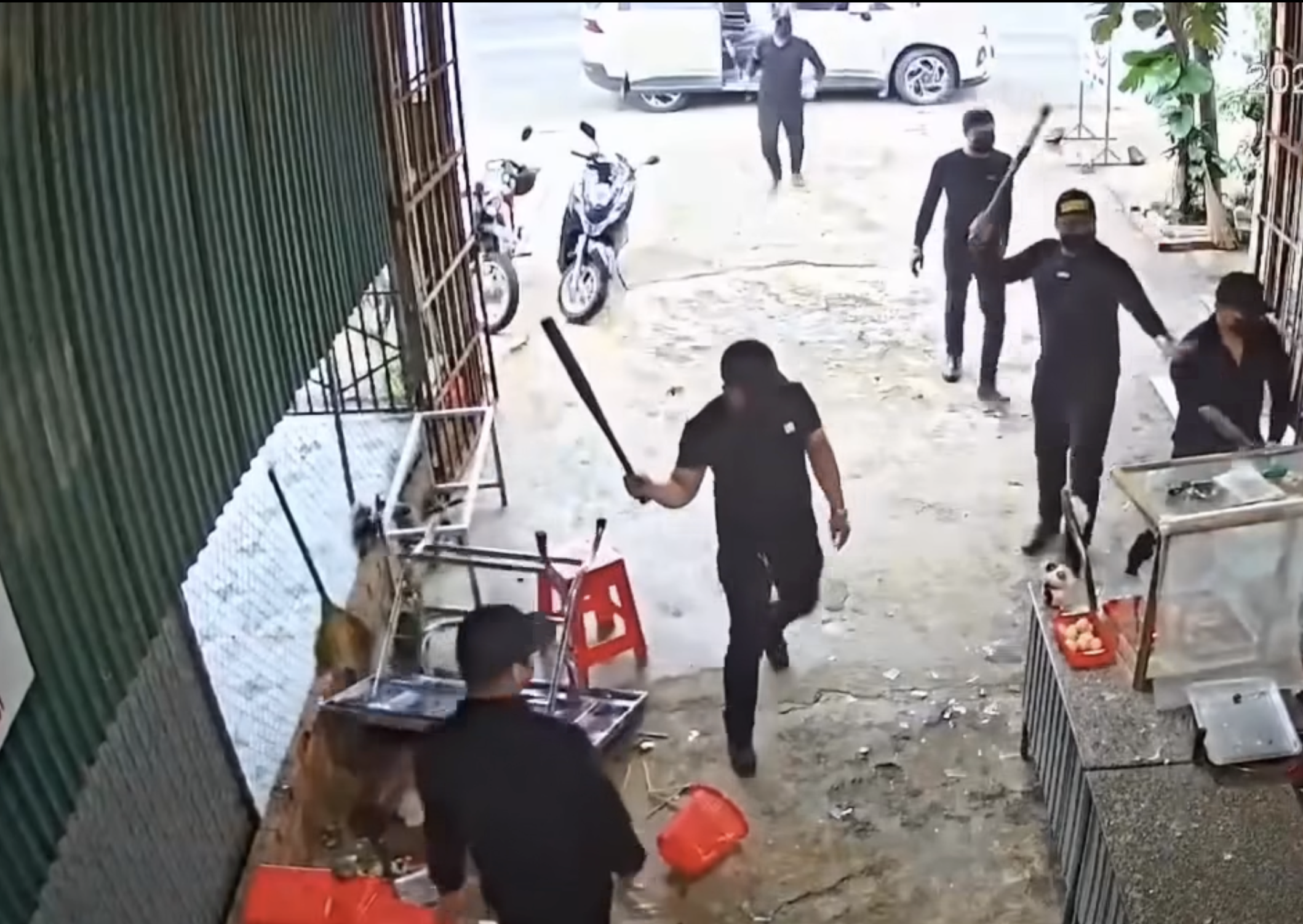 Bắt giữ 2 đối tượng trong nh&oacute;m c&ocirc;n đồ mang hung kh&iacute; đập ph&aacute; nh&agrave; d&acirc;n- Ảnh 1.