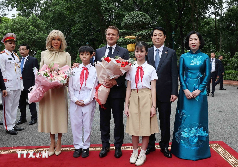 Chủ tịch nước Lương Cường chủ tr&igrave; lễ đ&oacute;n trọng thể Tổng thống Ph&aacute;p Emmanuel Macron- Ảnh 2.