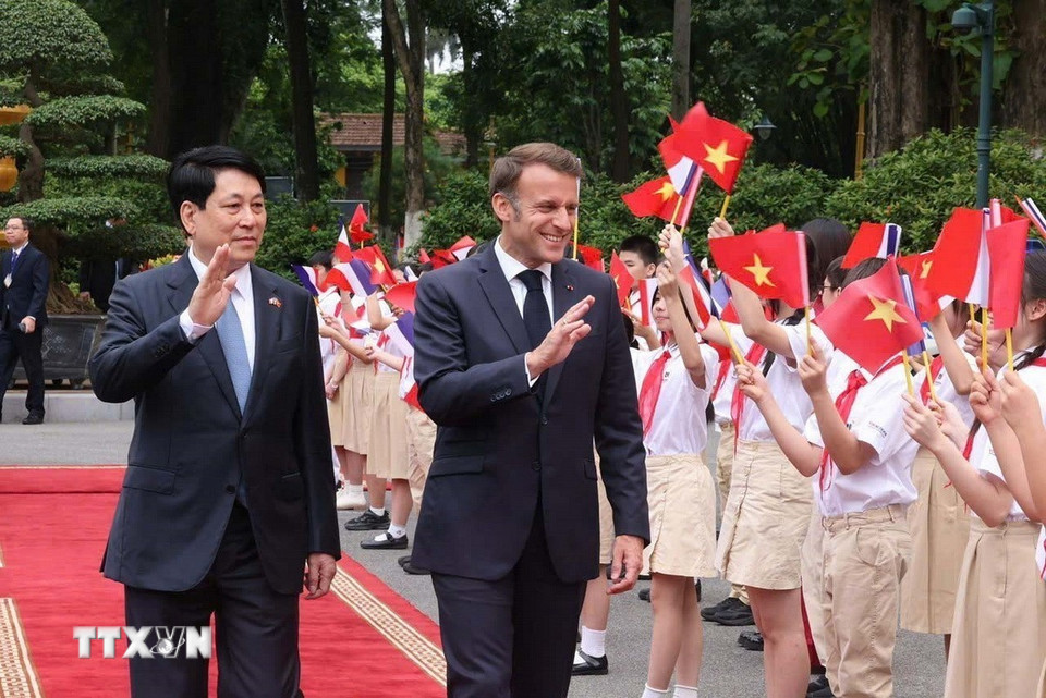 Chủ tịch nước Lương Cường chủ tr&igrave; lễ đ&oacute;n trọng thể Tổng thống Ph&aacute;p Emmanuel Macron- Ảnh 3.