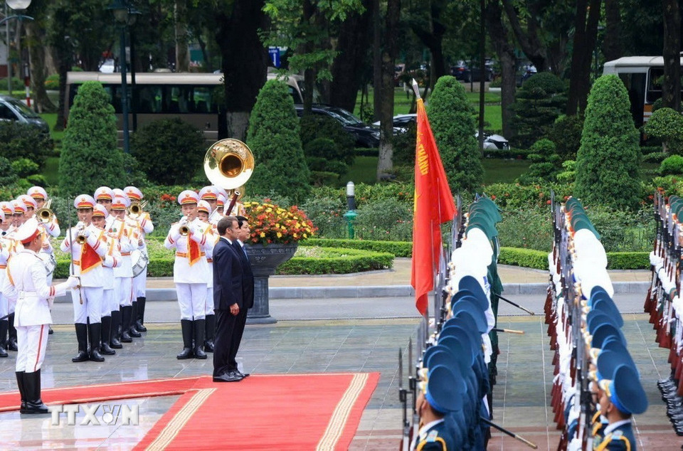 Chủ tịch nước Lương Cường chủ tr&igrave; lễ đ&oacute;n trọng thể Tổng thống Ph&aacute;p Emmanuel Macron- Ảnh 4.