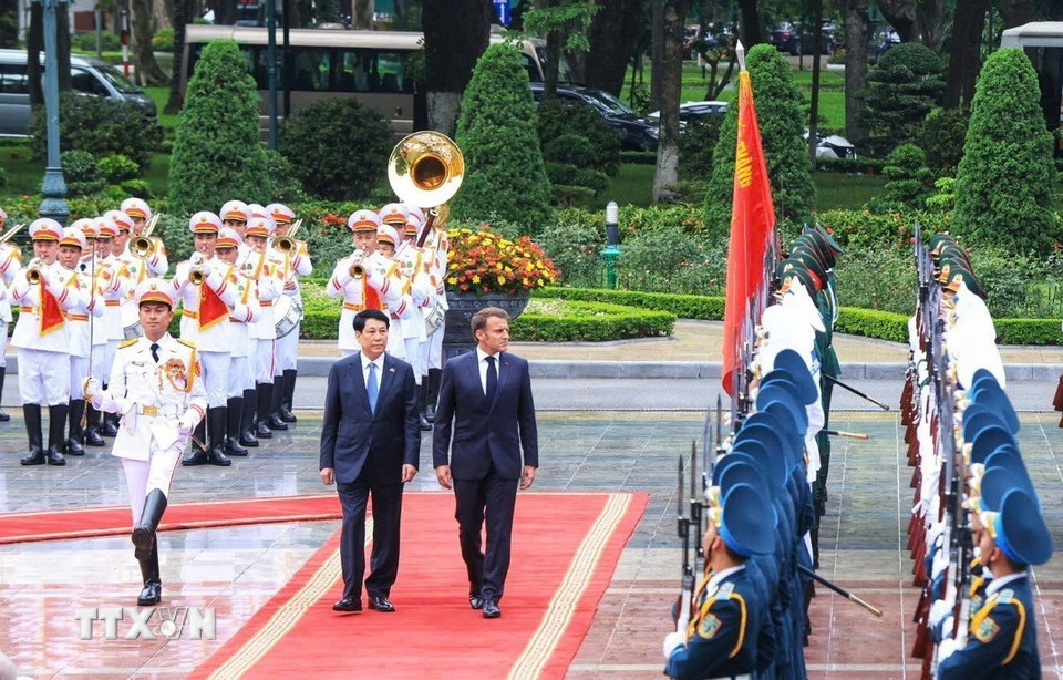 Chủ tịch nước Lương Cường chủ tr&igrave; lễ đ&oacute;n trọng thể Tổng thống Ph&aacute;p Emmanuel Macron- Ảnh 6.