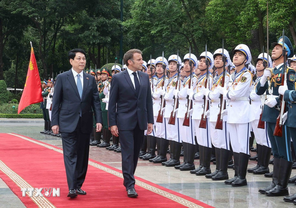 Chủ tịch nước Lương Cường chủ tr&igrave; lễ đ&oacute;n trọng thể Tổng thống Ph&aacute;p Emmanuel Macron- Ảnh 5.