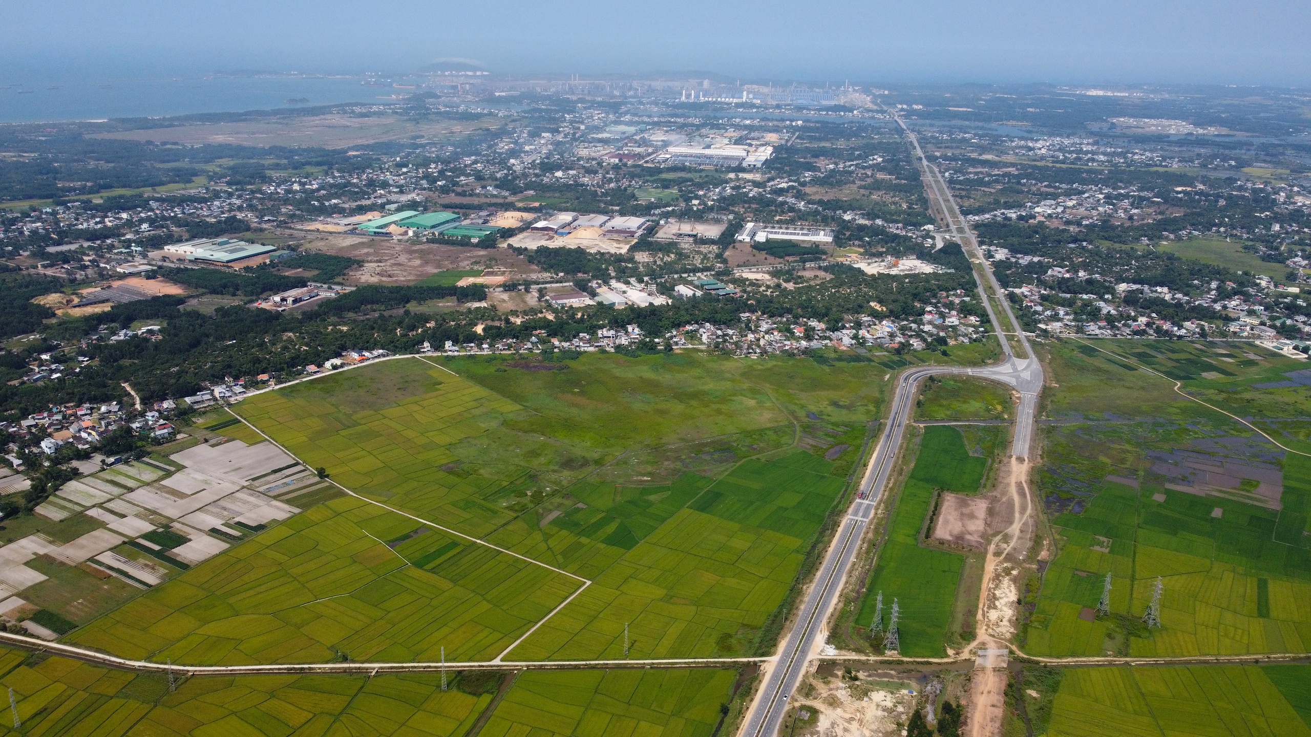 Cấp thiết n&acirc;ng cấp đường kết nối cảng Dung Quất với quốc lộ v&agrave; cao tốc- Ảnh 8.