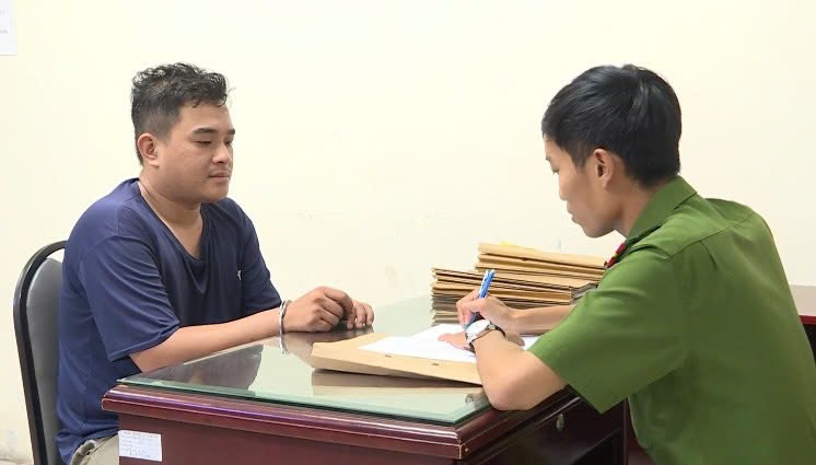 TP.HCM: Bắt khẩn cấp đối tượng vi phạm nồng độ cồn chống đối làm CSGT gãy tay- Ảnh 2. TP.HCM: Bắt khẩn cấp đối tượng vi phạm nồng độ cồn chống đối làm CSGT gãy tay- Ảnh 2.