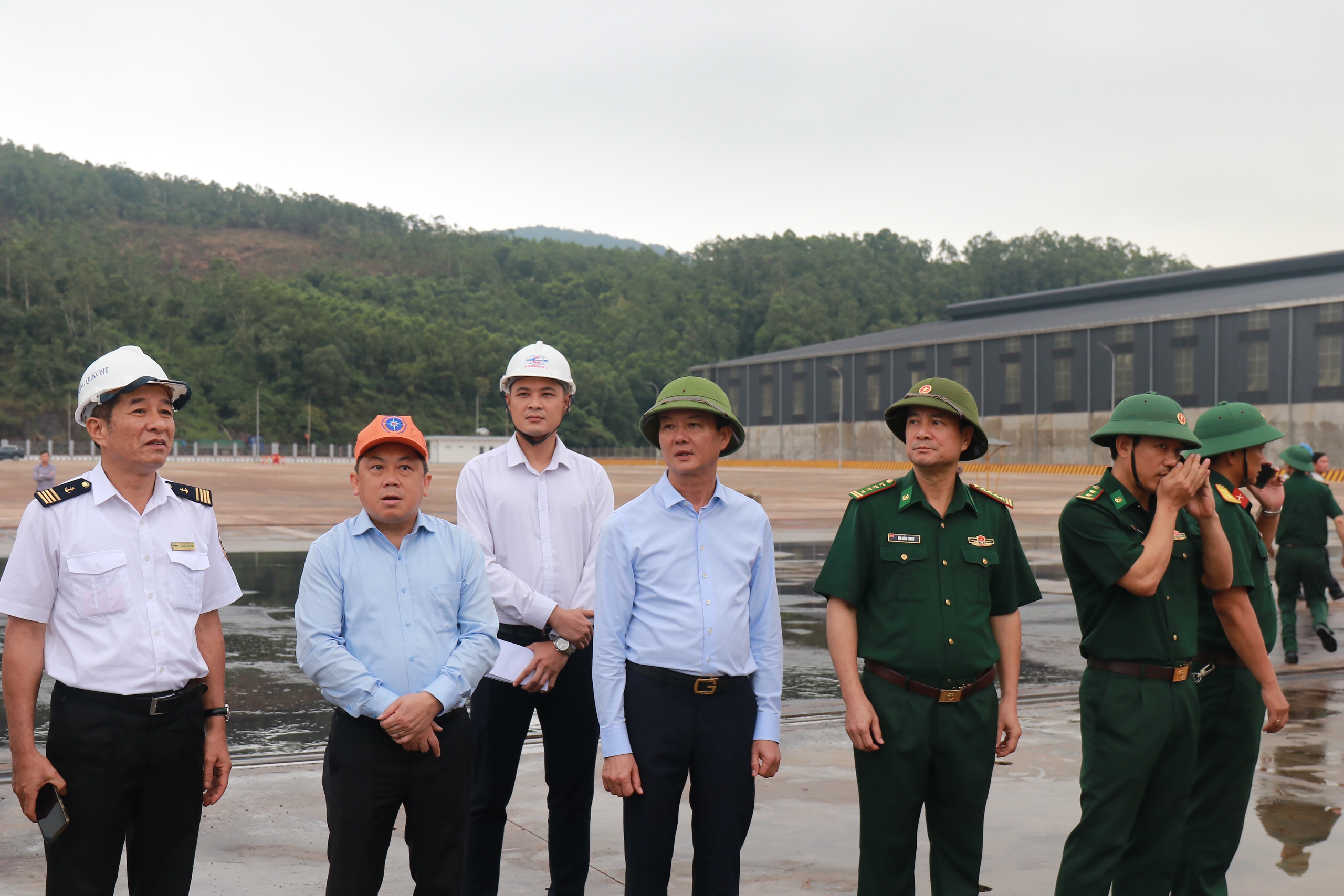 Thuyền vi&ecirc;n bị ch&igrave;m t&agrave;u ngo&agrave;i khơi Vũng &Aacute;ng: Bật kh&oacute;c nghĩ m&igrave;nh kh&ocirc;ng c&ograve;n cơ hội sống- Ảnh 4.