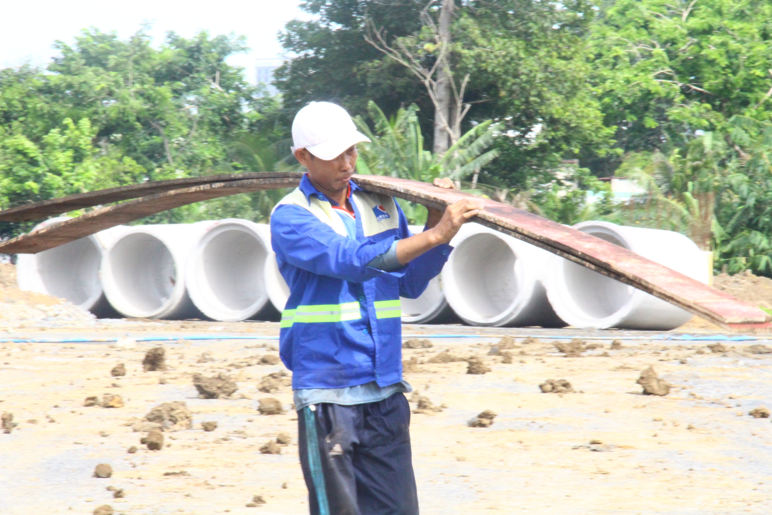 Mặt bằng "x&ocirc;i đỗ", c&ocirc;ng trường đường trục trung t&acirc;m với cầu Thống Nhất vẫn rộn tiếng m&aacute;y- Ảnh 11.
