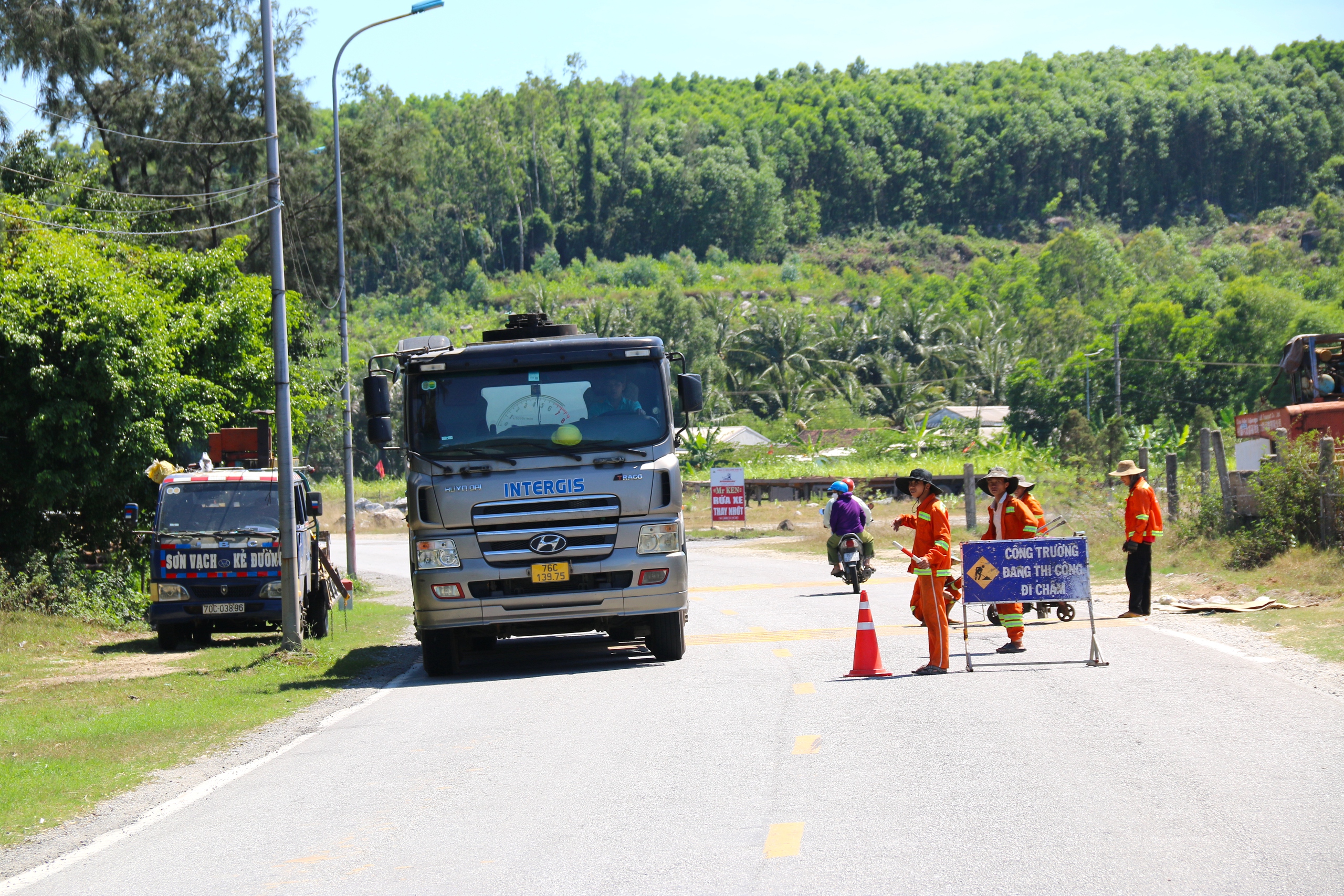 Cấp thiết n&acirc;ng cấp đường kết nối cảng Dung Quất với quốc lộ v&agrave; cao tốc- Ảnh 2.