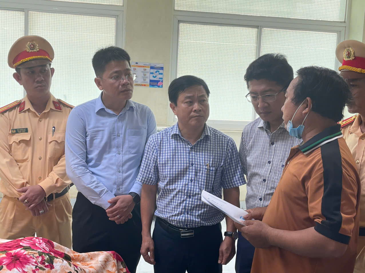 Ban ATGT Quảng Ng&atilde;i thăm hỏi, hỗ trợ c&aacute;c nạn nh&acirc;n vụ lật xe tải 4 người thương vong- Ảnh 1.