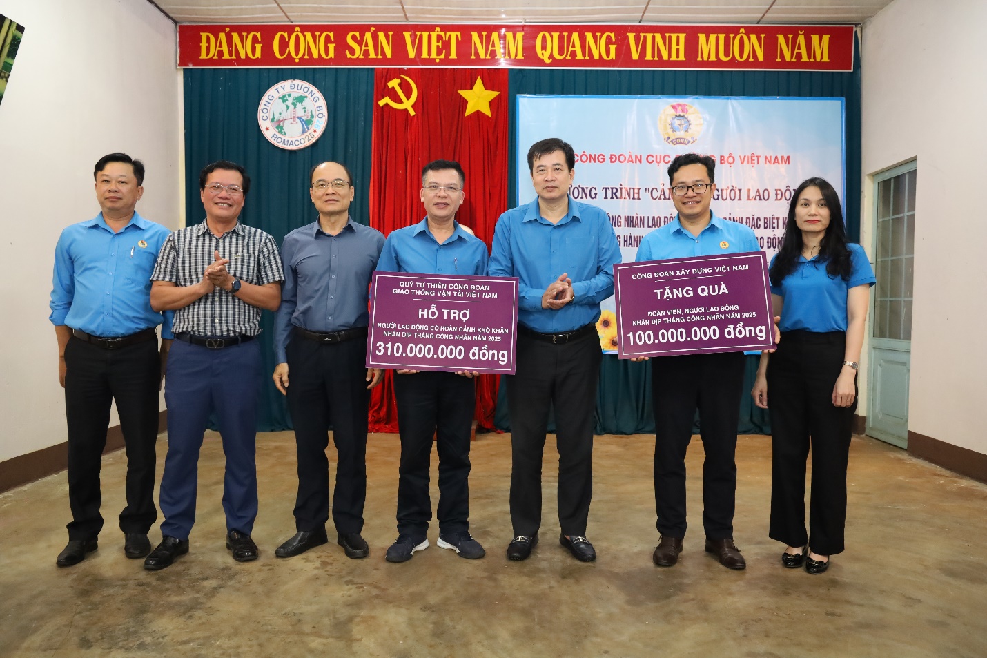 Hơn 400 triệu đồng hỗ trợ đo&agrave;n vi&ecirc;n, người lao động ng&agrave;nh đường bộ c&oacute; ho&agrave;n cảnh kh&oacute; khăn- Ảnh 1.