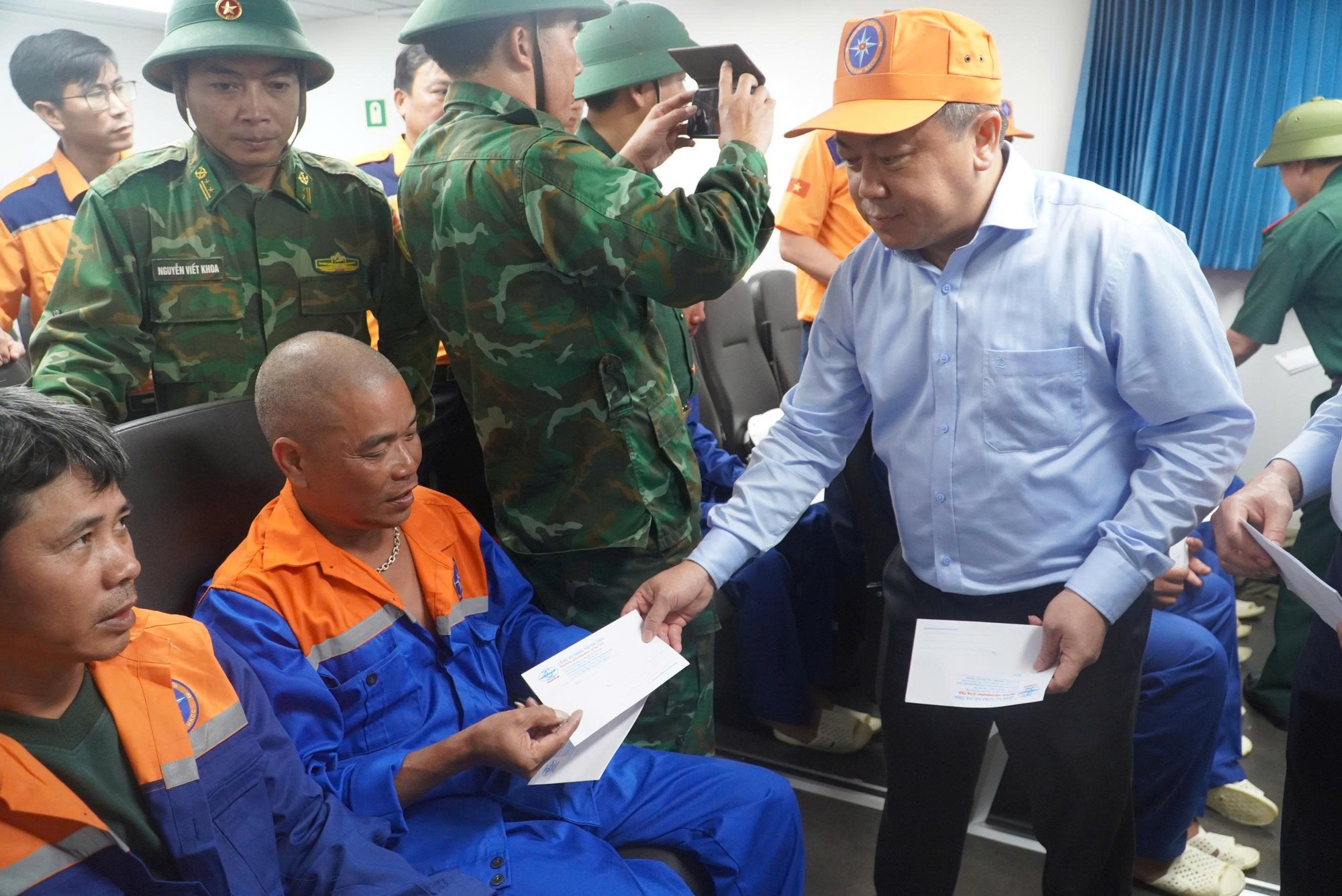 Thuyền vi&ecirc;n bị ch&igrave;m t&agrave;u ngo&agrave;i khơi Vũng &Aacute;ng: Bật kh&oacute;c nghĩ m&igrave;nh kh&ocirc;ng c&ograve;n cơ hội sống- Ảnh 5.